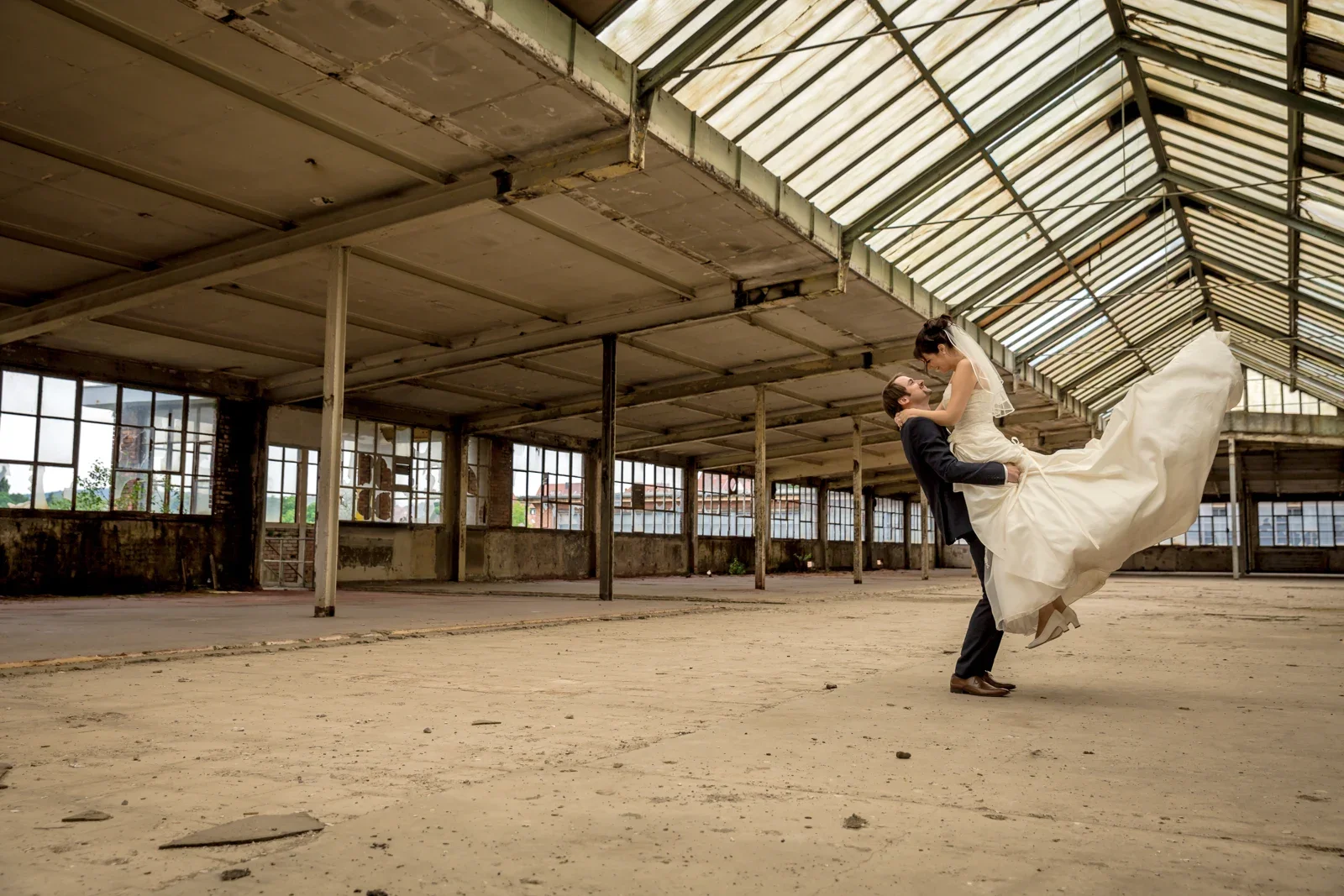 Robert trägt Sabine durch die Halle – Hochzeit von Sabine und Robert auf der Wartburg und in Gotha