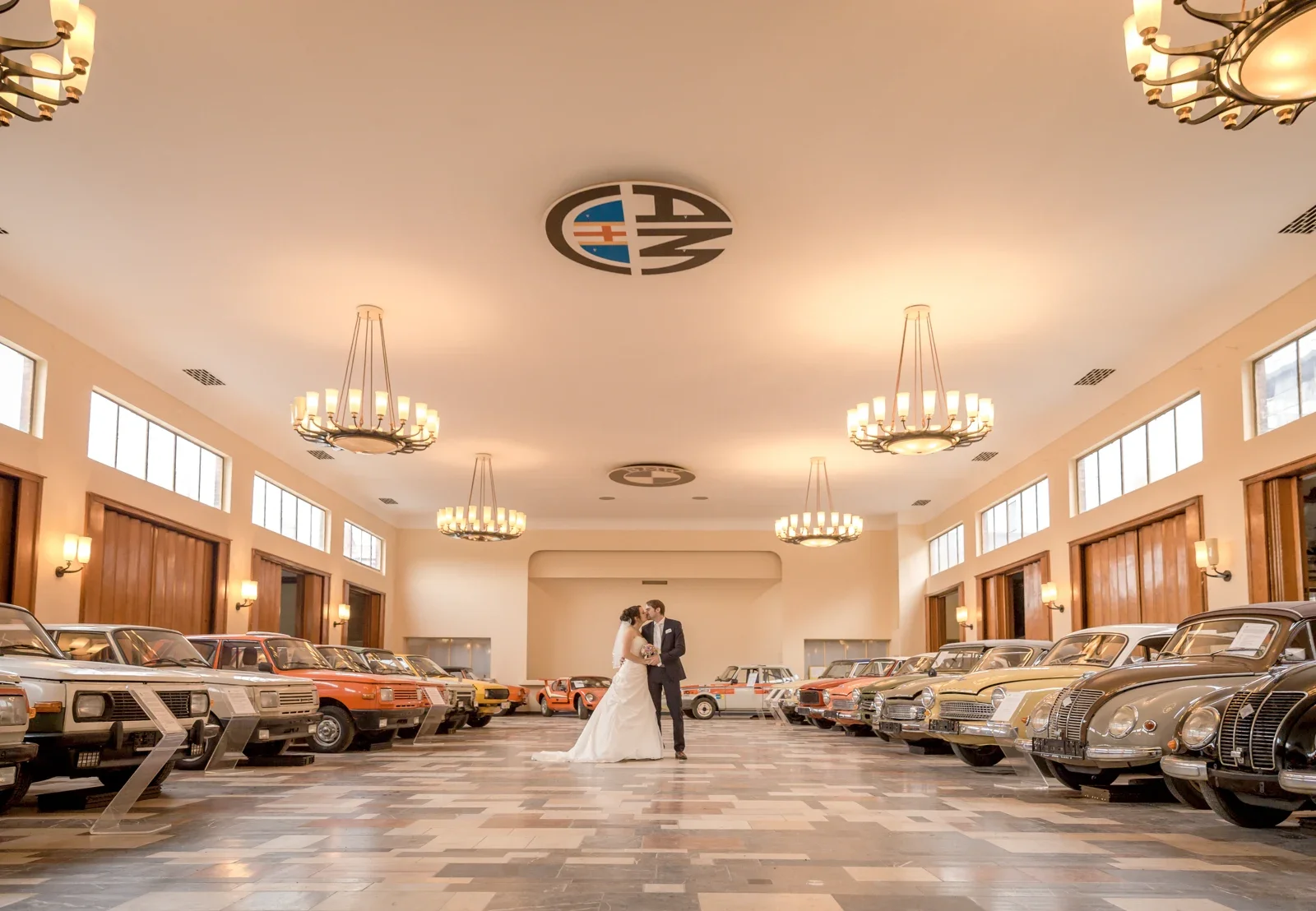Sabine und Robert zwischen Oldtimern im Automuseum – Hochzeit von Sabine und Robert auf der Wartburg und in Gotha