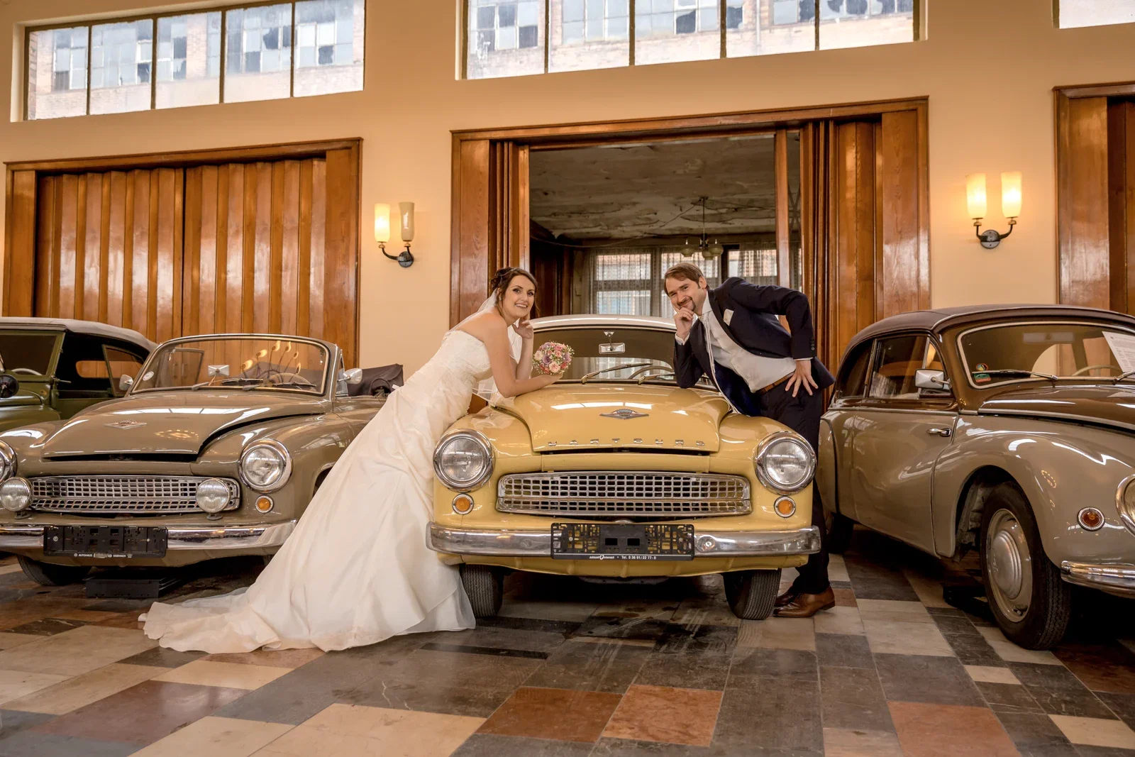 Ein Paarbild am gelben Oldtimer – Hochzeit von Sabine und Robert auf der Wartburg und in Gotha