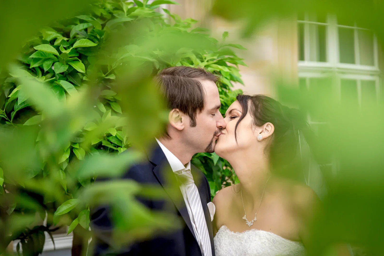 Ein Kuss zwischen grünen Blättern – Hochzeit von Sabine und Robert auf der Wartburg und in Gotha