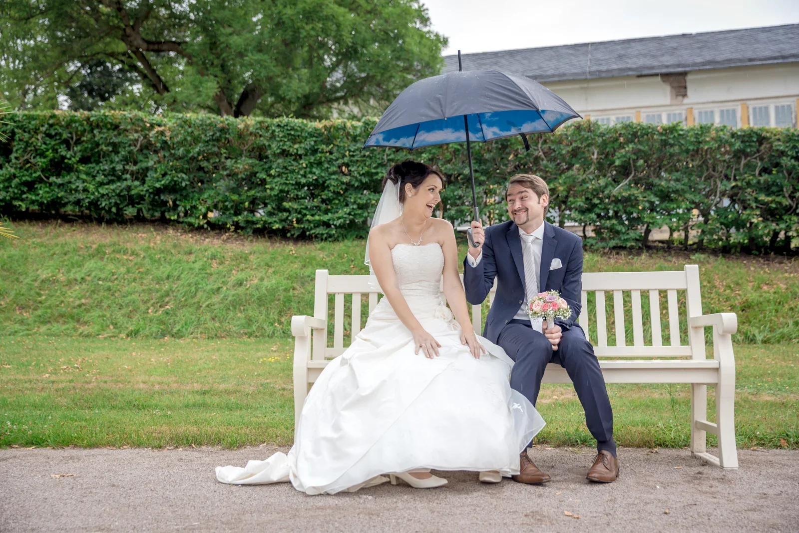Zusammen unter dem Regenschirm auf der Bank – Hochzeit von Sabine und Robert auf der Wartburg und in Gotha