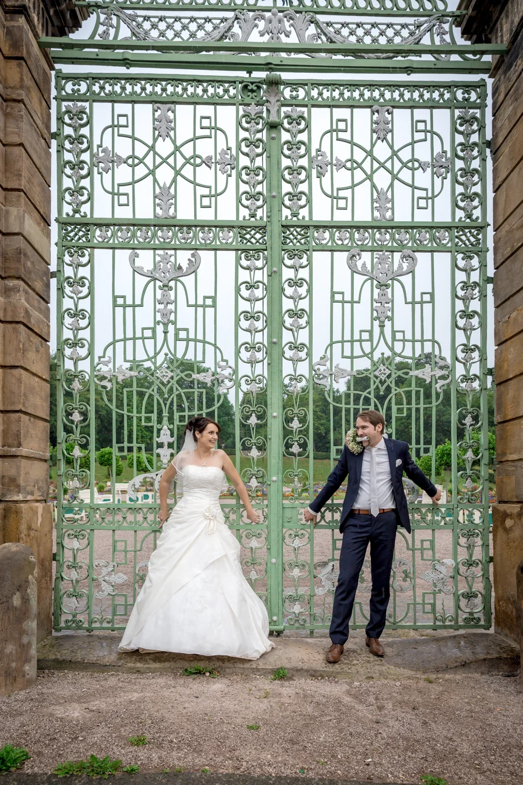 Sabine und Robert vor dem großen Gittertor – Hochzeit von Sabine und Robert auf der Wartburg und in Gotha