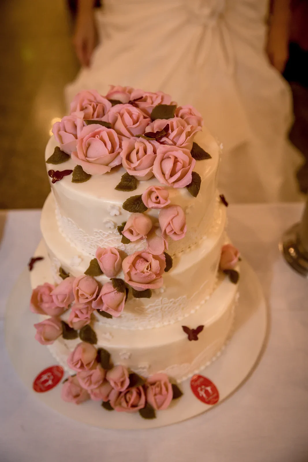 Die Hochzeitstorte mit rosa Rosen – Hochzeit von Sabine und Robert auf der Wartburg und in Gotha