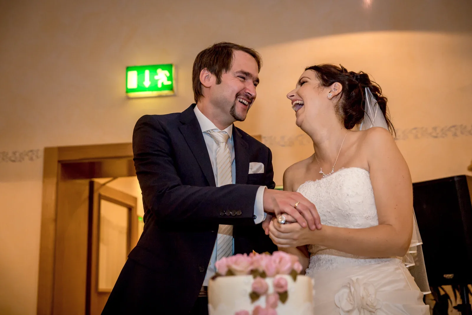 Gemeinsam die Hochzeitstorte anschneiden – Hochzeit von Sabine und Robert auf der Wartburg und in Gotha