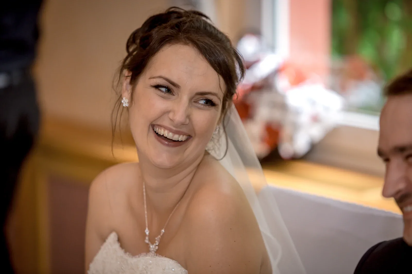 Sabine lacht während der Beiträge – Hochzeit von Sabine und Robert auf der Wartburg und in Gotha