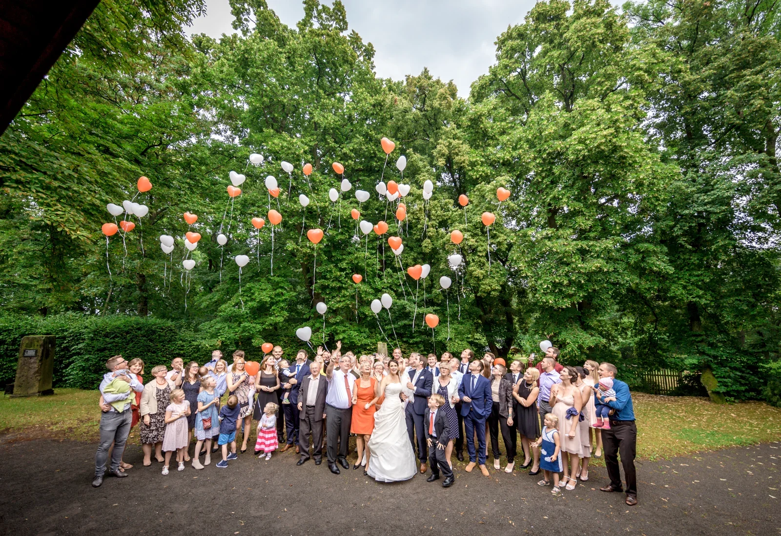 Bunte Ballons steigen über der Hochzeitsgesellschaft auf – Hochzeit von Sabine und Robert auf der Wartburg und in Gotha