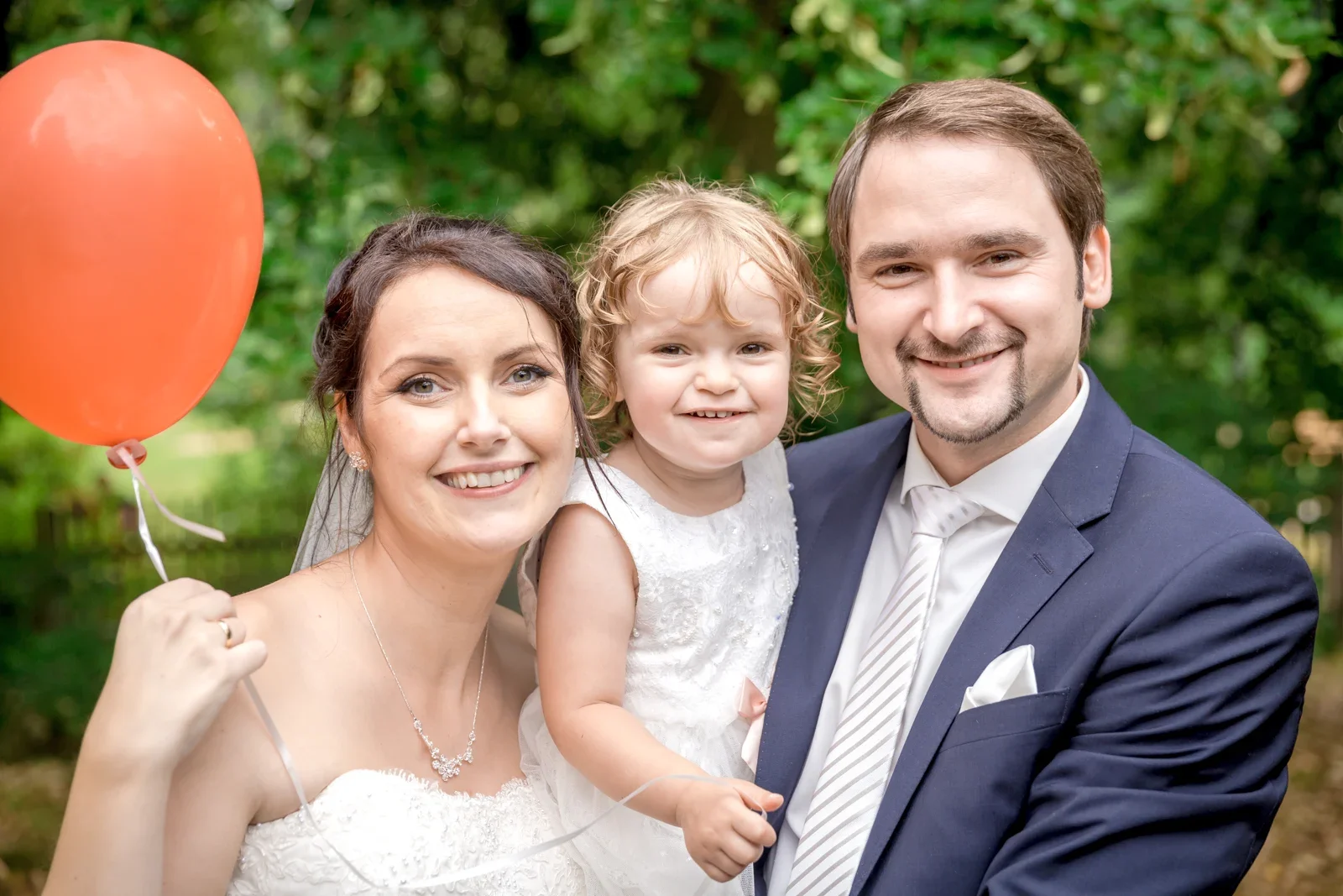 Sabine und Robert mit einer kleinen Begleiterin – Hochzeit von Sabine und Robert auf der Wartburg und in Gotha