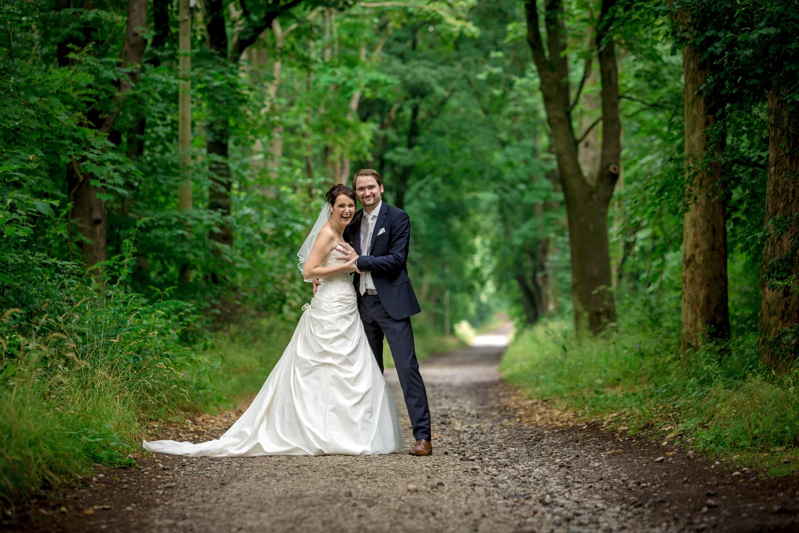 Ein ruhiger Moment auf dem Waldweg – Hochzeit von Sabine und Robert auf der Wartburg und in Gotha