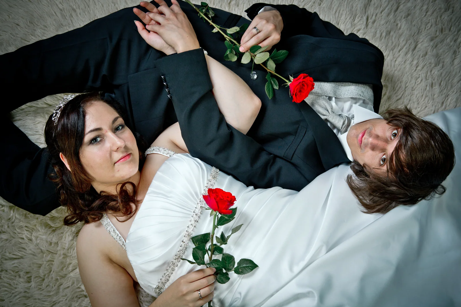 Vanessa und Sebastian mit roten Rosen – Hochzeitsreportage von Vanessa und Sebastian