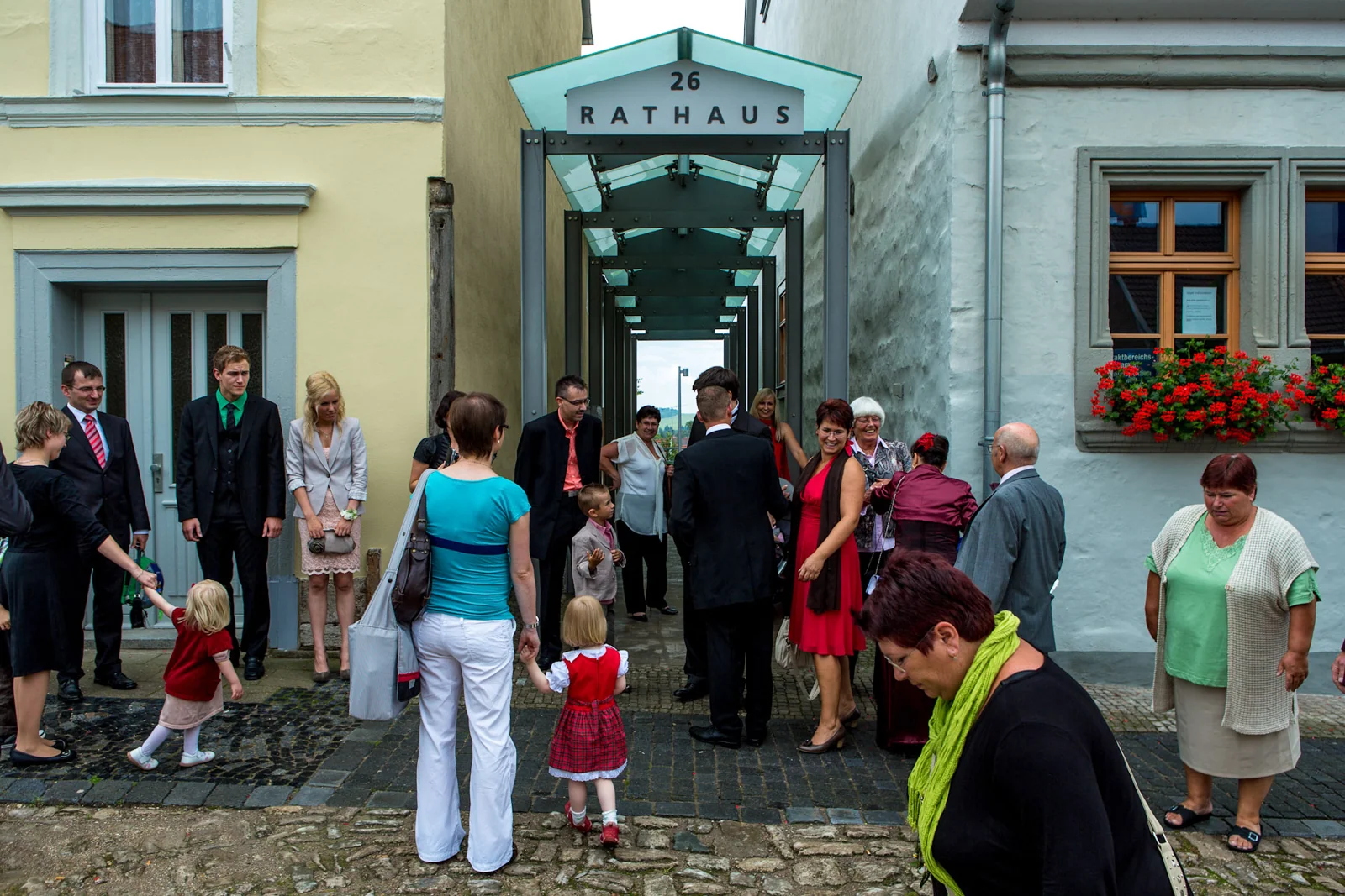 Die Gäste treffen am Rathaus in Weißensee ein – Hochzeitsreportage von Matthias und Sophie