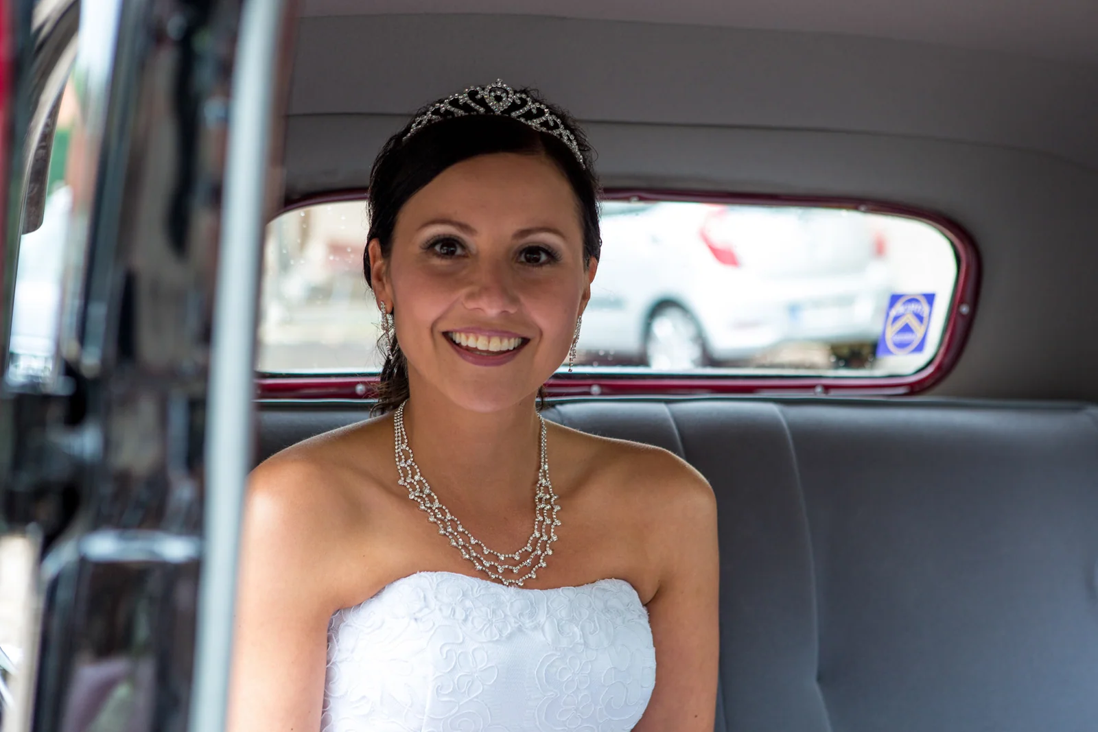 Sophie lächelt im Hochzeitsauto – Hochzeitsreportage von Matthias und Sophie
