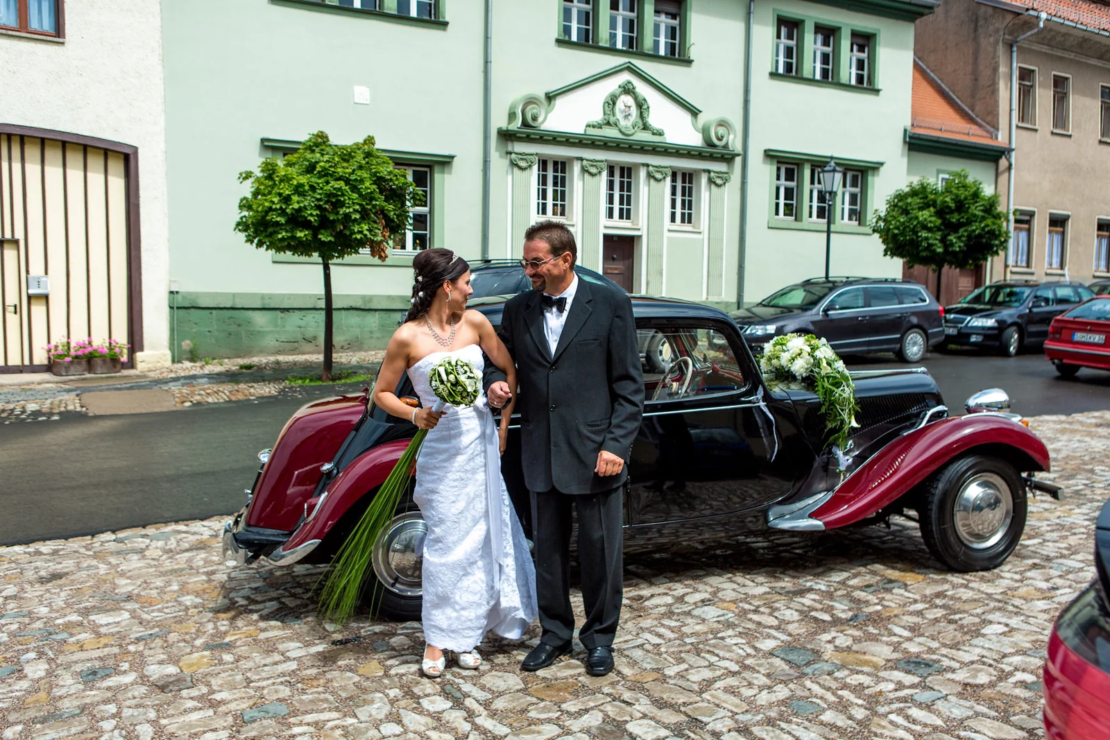 Sophie vor dem Hochzeitsauto – Hochzeitsreportage von Matthias und Sophie
