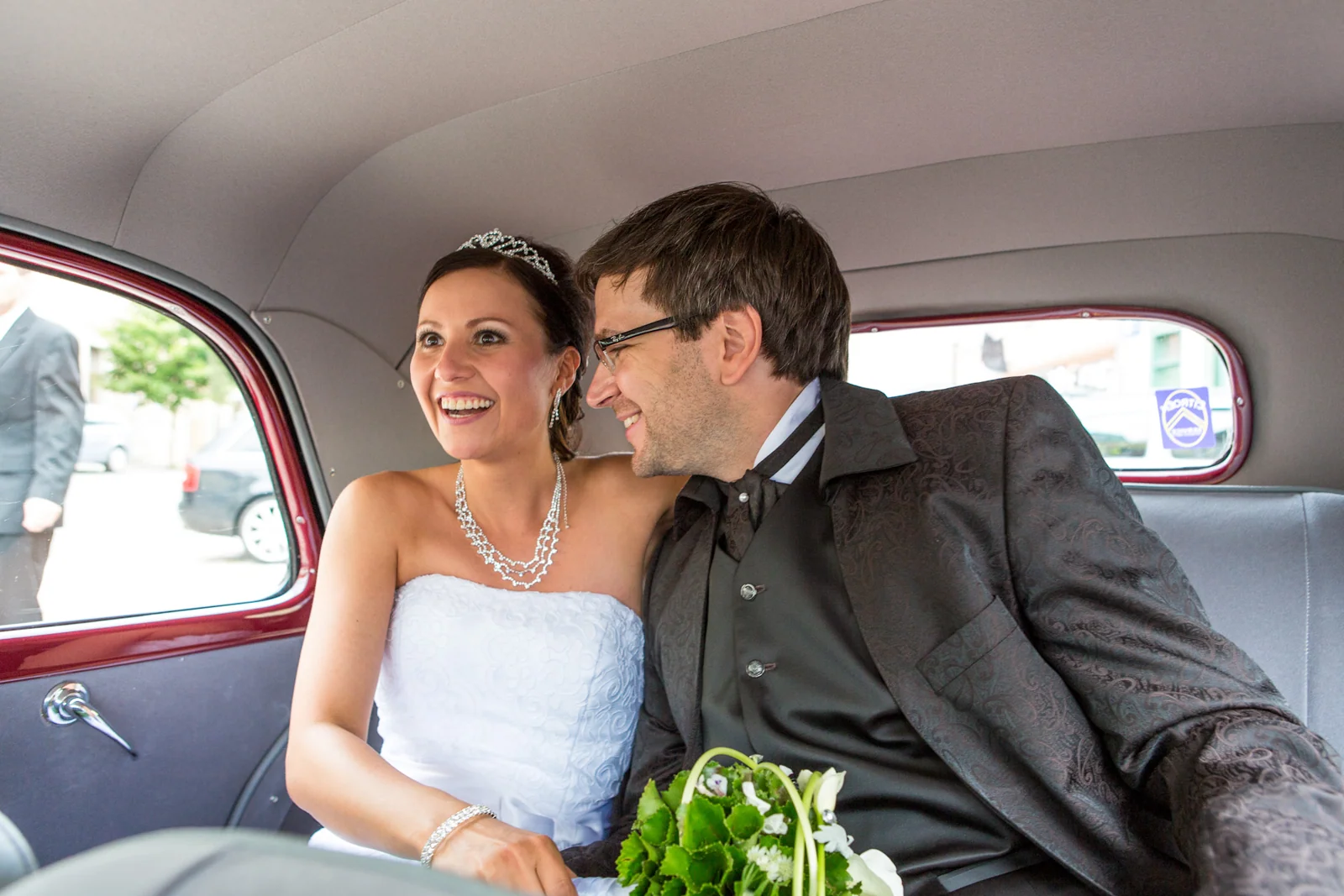 Ein Kuss im Hochzeitsauto – Hochzeitsreportage von Matthias und Sophie