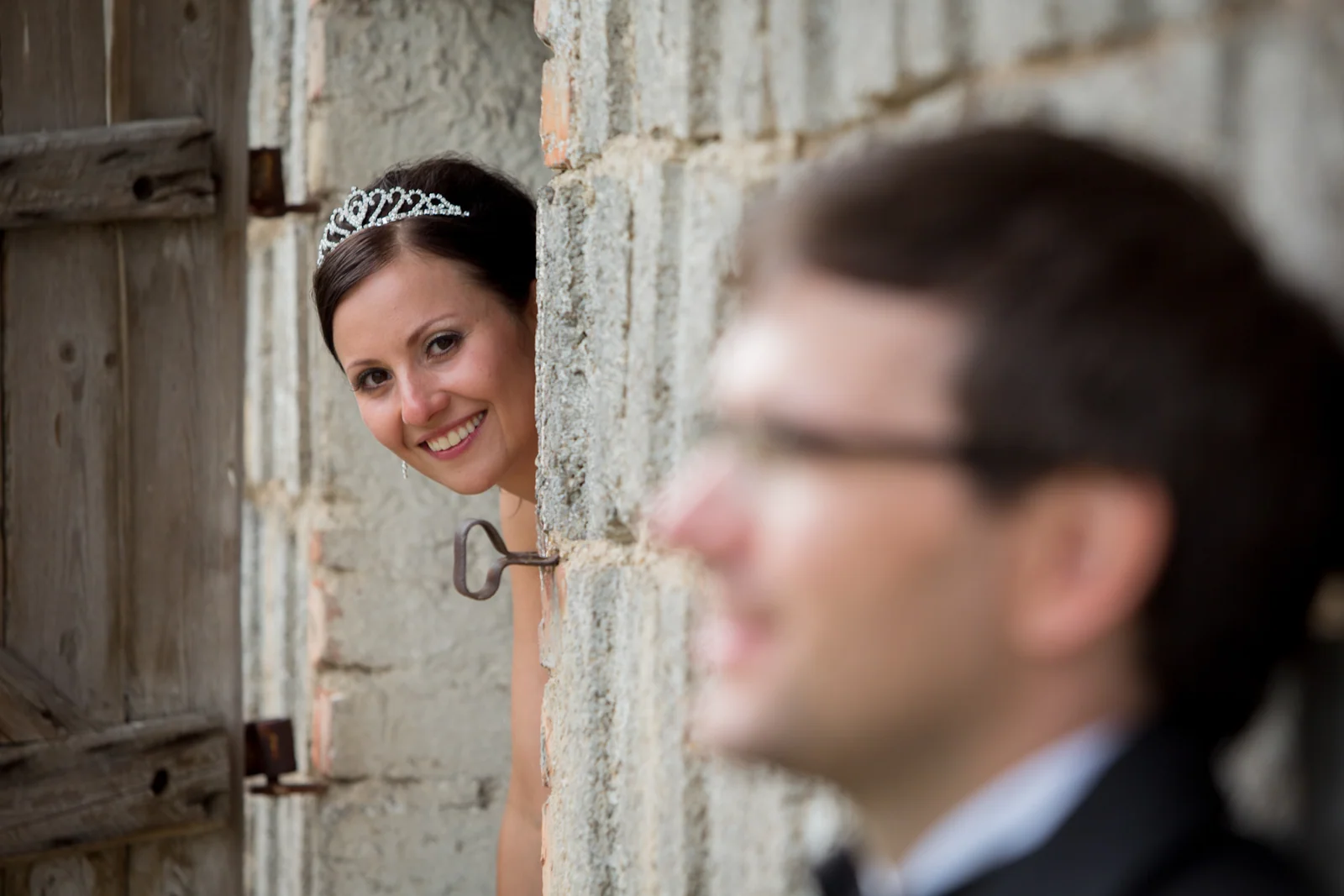 Ein Portrait von Sophie am Holztor – Hochzeitsreportage von Matthias und Sophie
