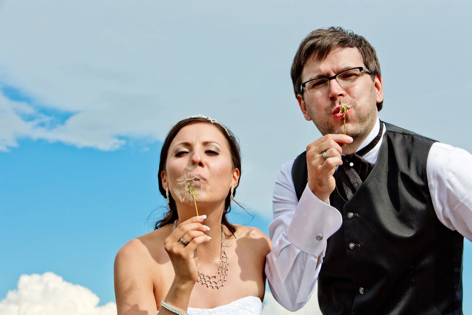 Pusteblumen beim Paarshooting – Hochzeitsreportage von Matthias und Sophie