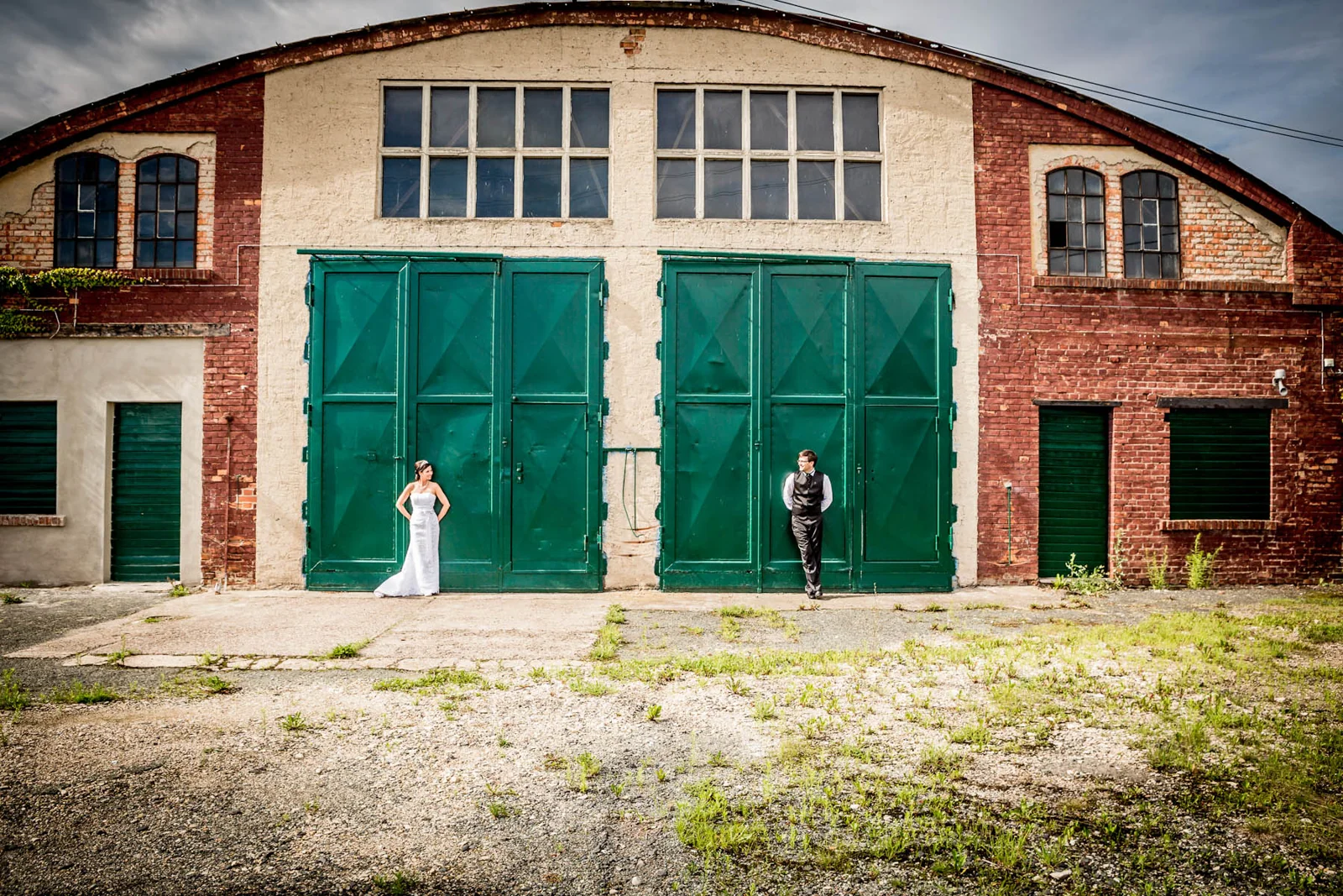 Das Brautpaar vor dem grünen Scheunentor – Hochzeitsreportage von Matthias und Sophie