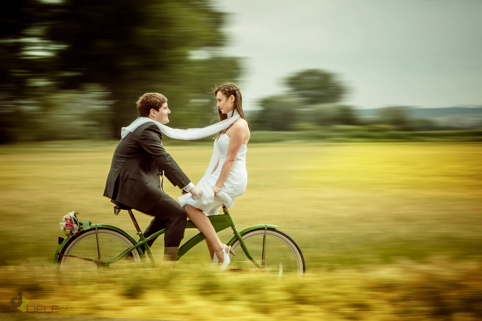 Hochzeitsfoto mit Bewegung – Franziska und Phillip auf dem Fahrrad – Aufnahme 1 von Delf Zeh