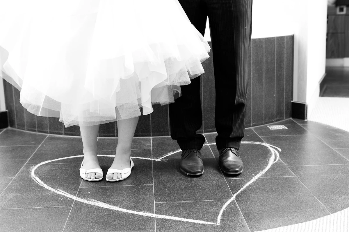 Brautkleid und Anzug im gemeinsamen Detailbild