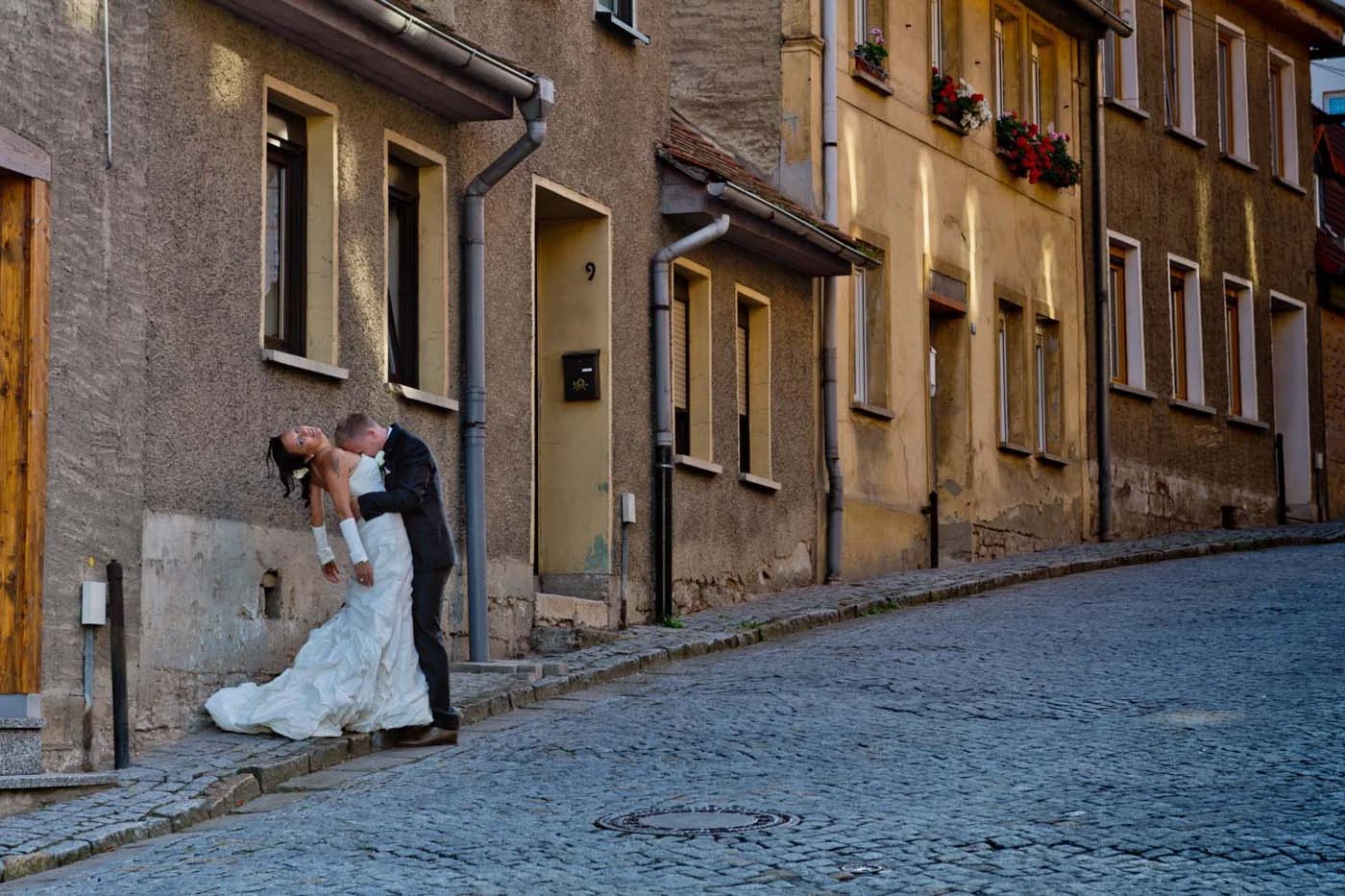 Brautpaar in einer schmalen Altstadtgasse