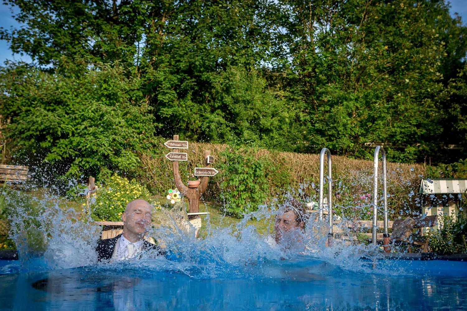 Brautpaar springt beim Trash-the-Dress-Shooting in den Pool