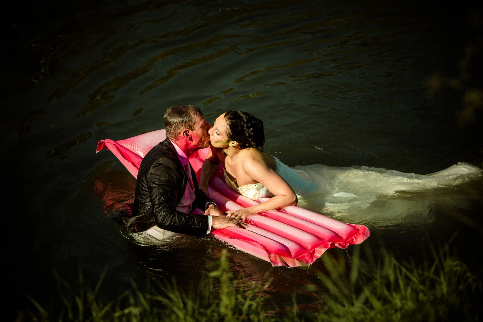 Brautpaar mit Luftmatratze am Wasser