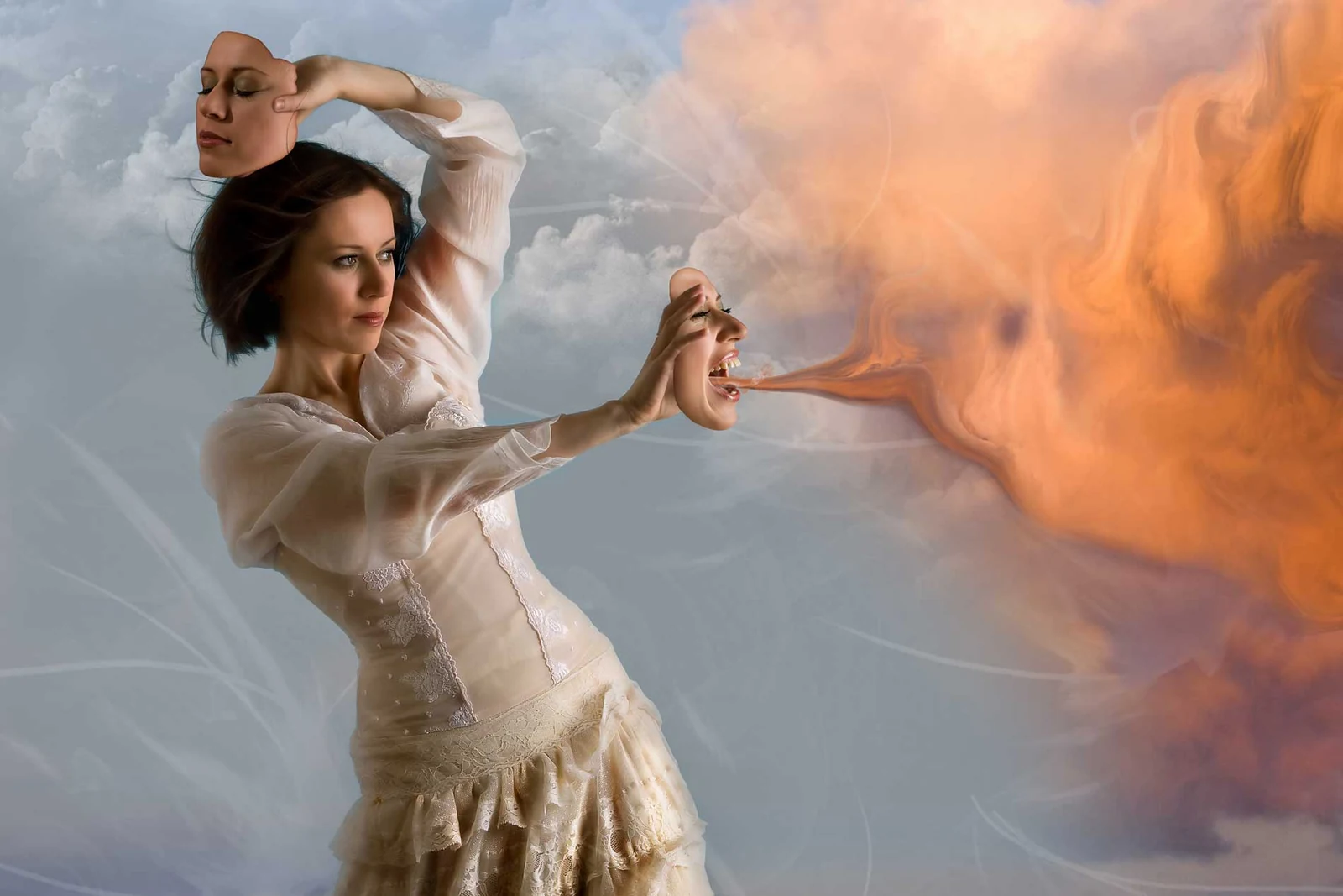 Kreative Fotomontage einer Frau mit Masken und farbigen Wolken