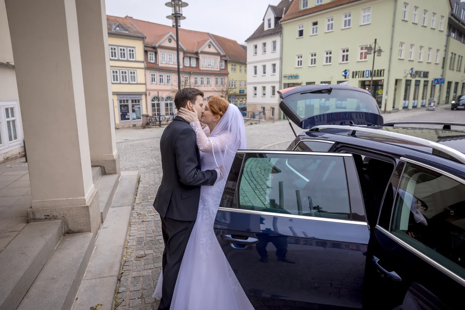Ankunft am Standesamt Sondershausen – Novemberhochzeit von Johannes und Maria in Sondershausen