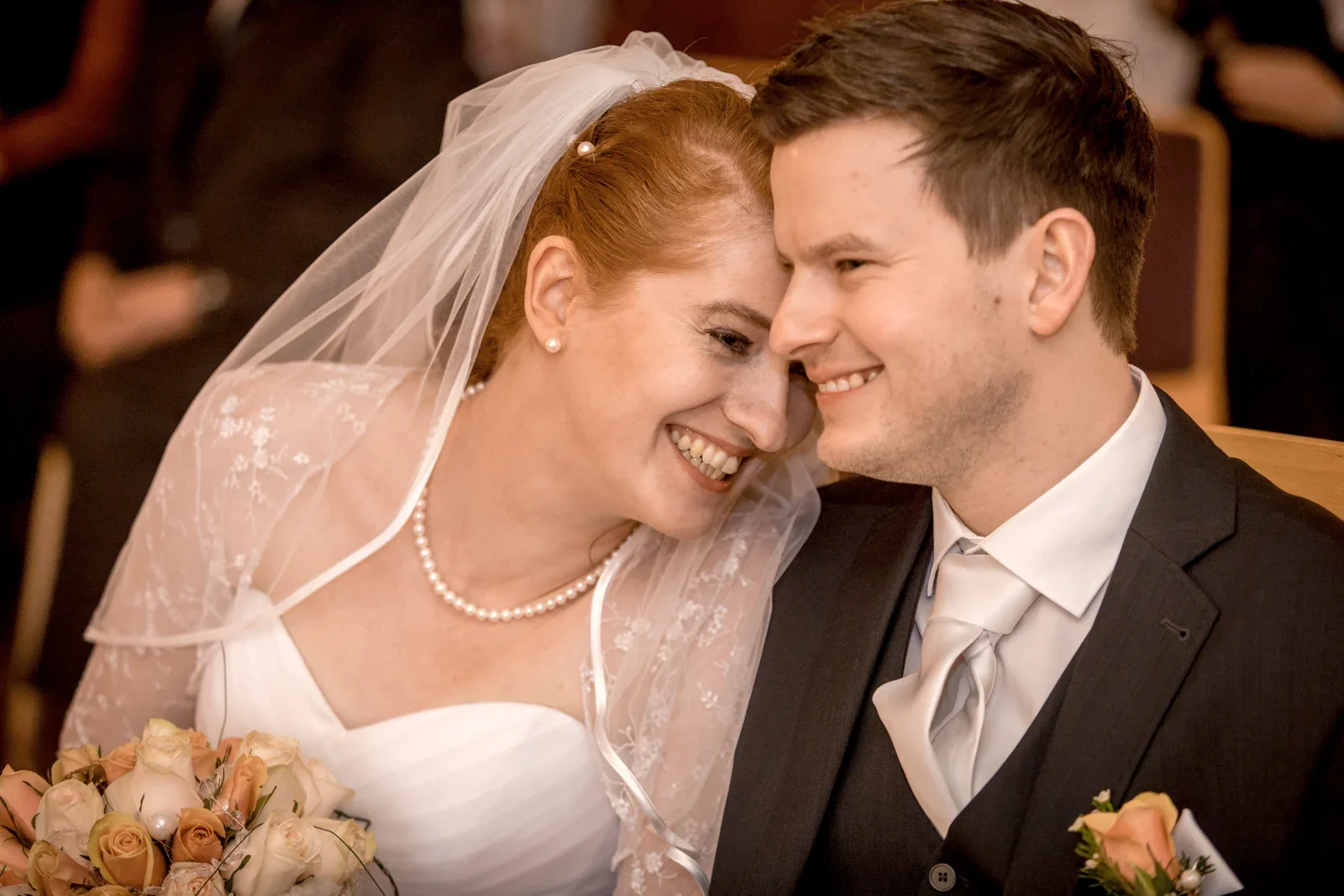 Ein gemeinsames Lächeln während der Trauung – Novemberhochzeit von Johannes und Maria in Sondershausen