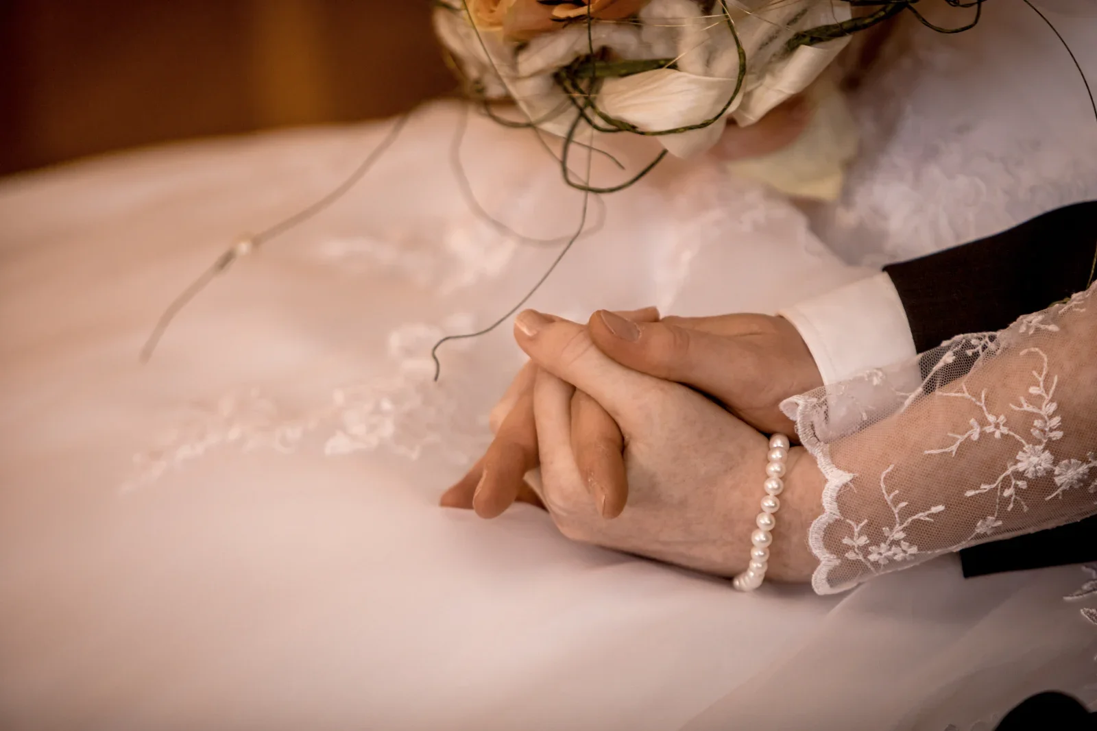 Hand in Hand im Standesamt – Novemberhochzeit von Johannes und Maria in Sondershausen