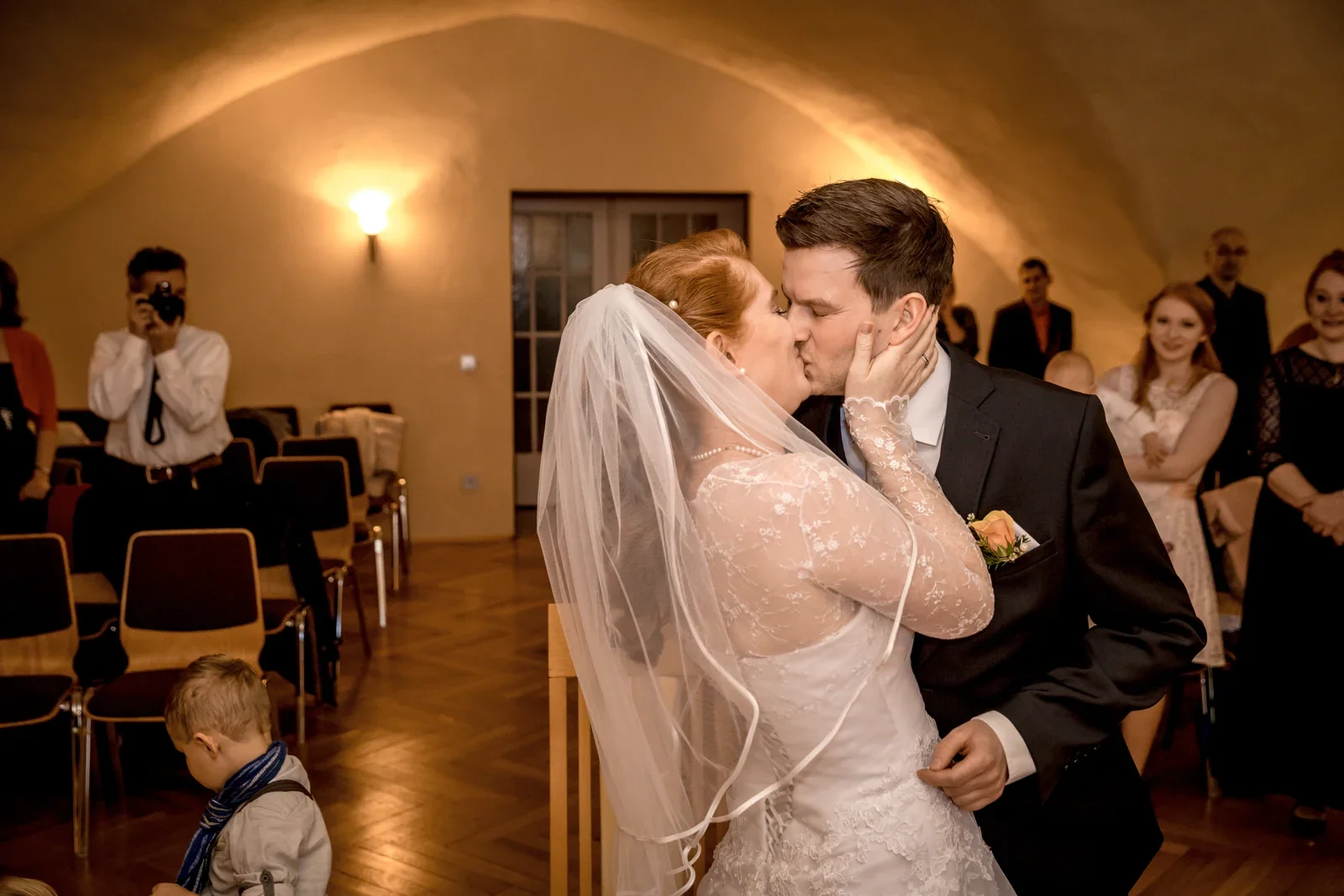Ein Kuss nach dem Ja-Wort – Novemberhochzeit von Johannes und Maria in Sondershausen