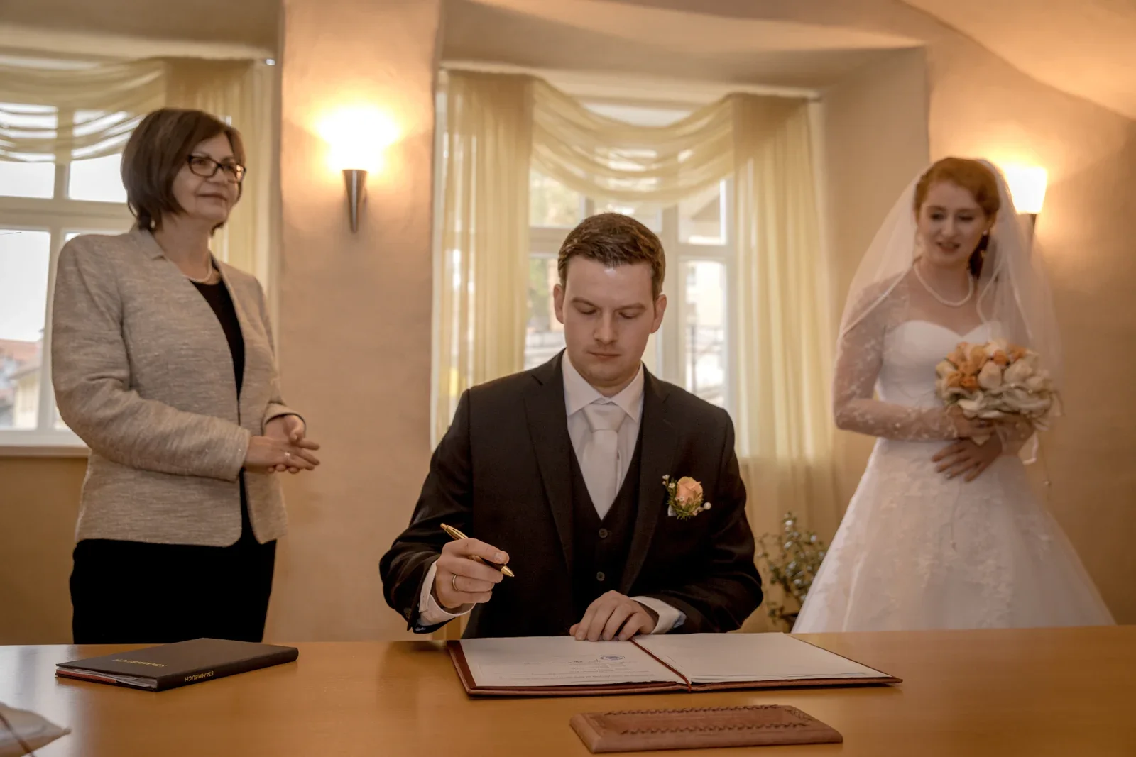 Johannes unterschreibt – Novemberhochzeit von Johannes und Maria in Sondershausen