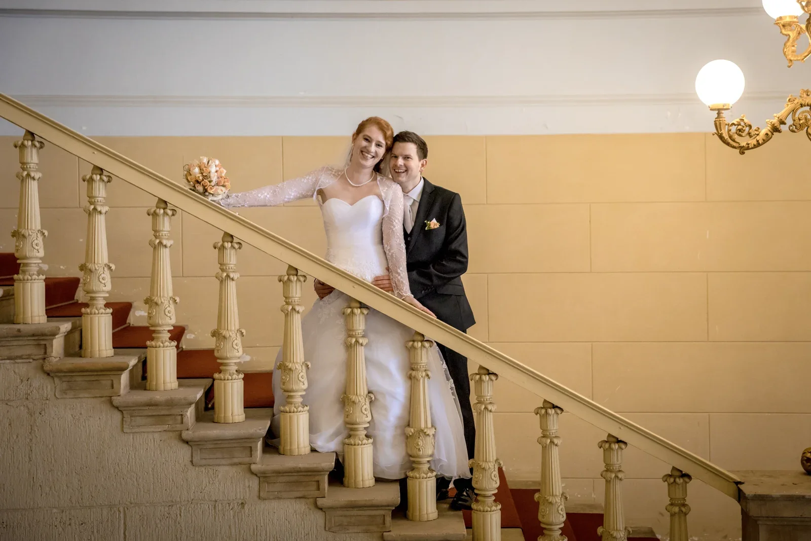 Maria und Johannes im Treppenhaus des Schlosses – Novemberhochzeit von Johannes und Maria in Sondershausen