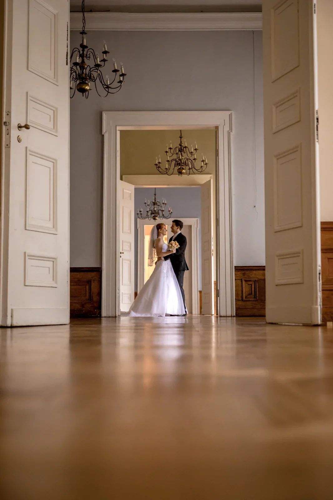 Ein Blick durch die offenen Türen – Novemberhochzeit von Johannes und Maria in Sondershausen