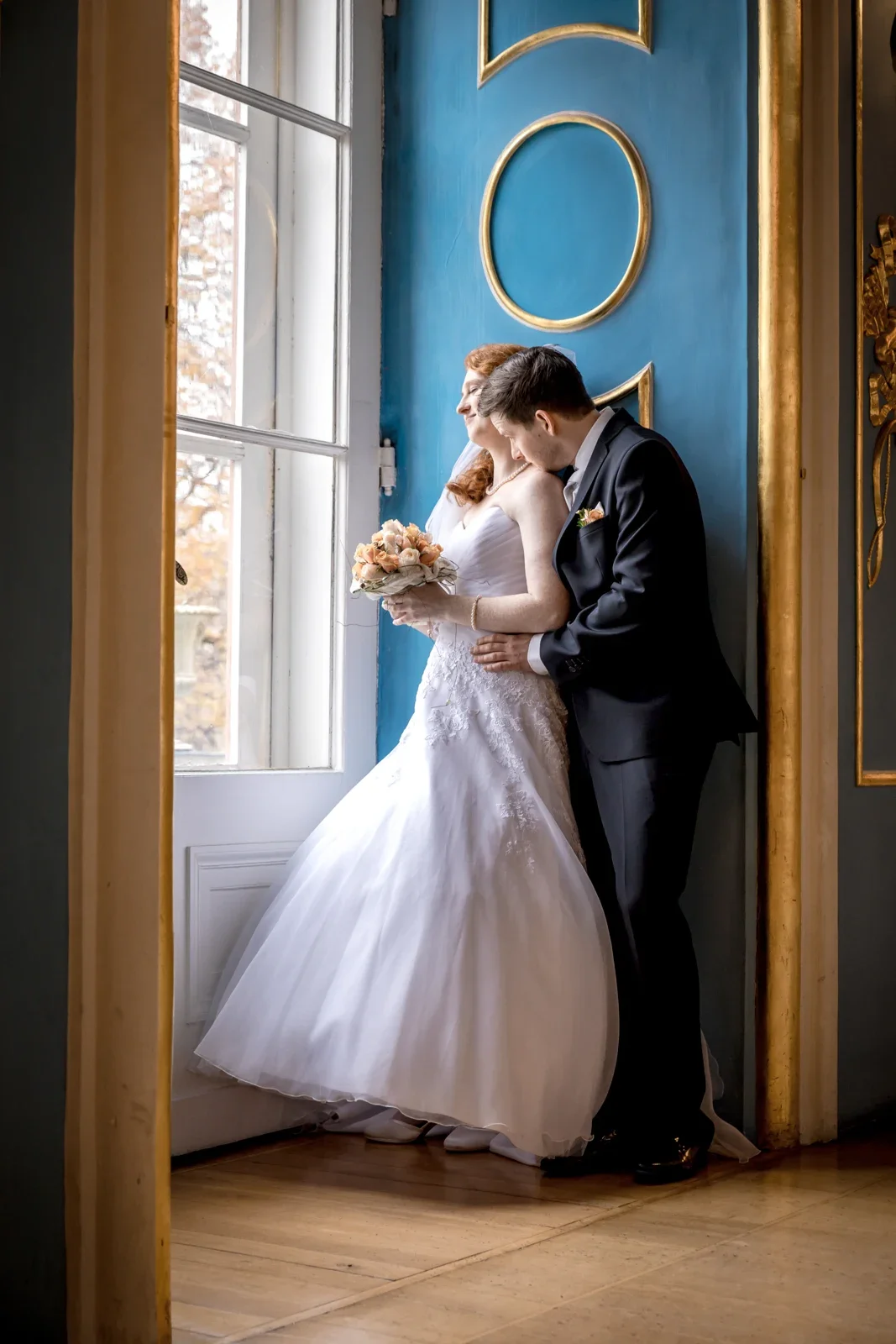 Zu zweit am Fenster im Schloss Sondershausen – Novemberhochzeit von Johannes und Maria in Sondershausen