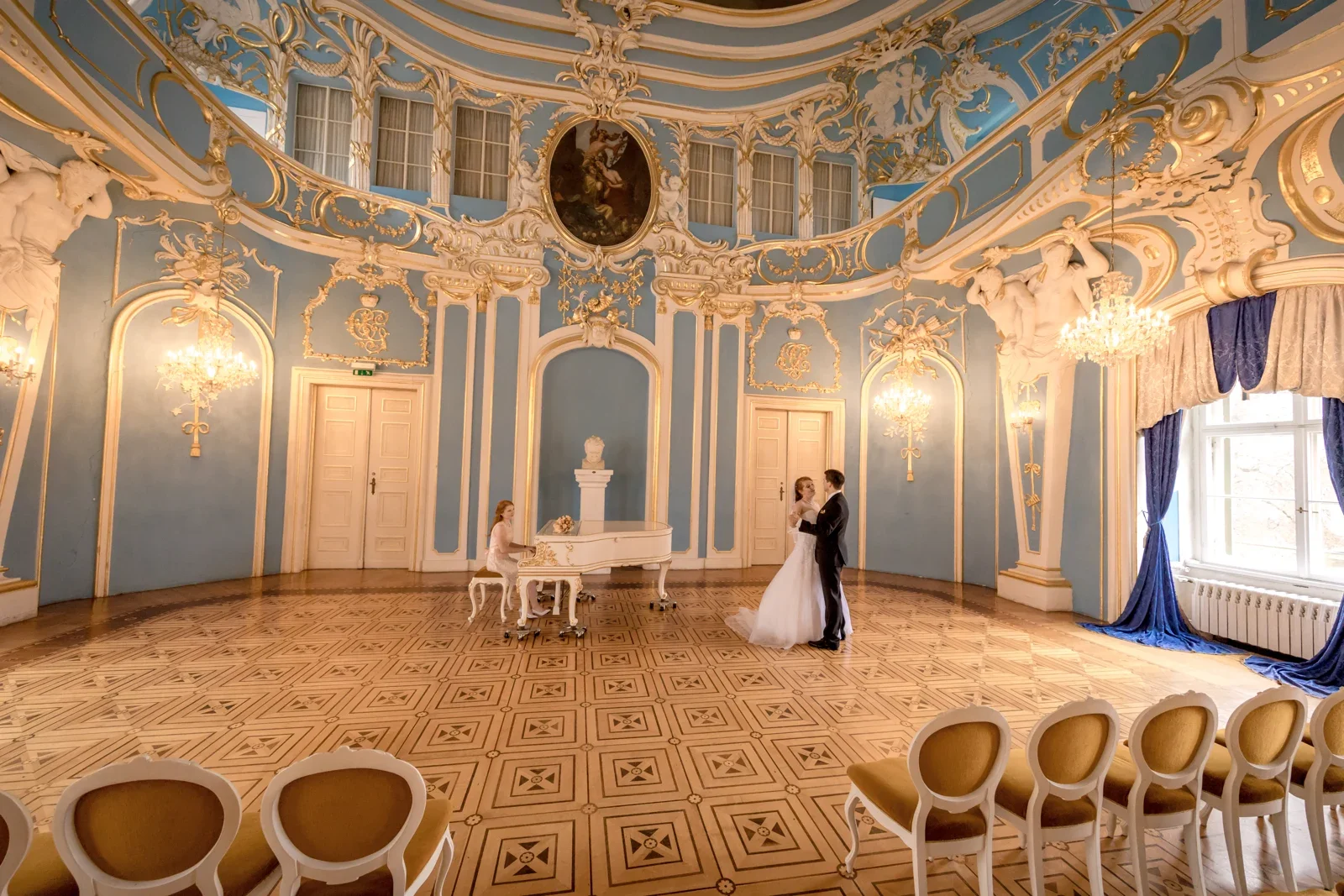 Paarbilder im festlichen Schlosssaal – Novemberhochzeit von Johannes und Maria in Sondershausen