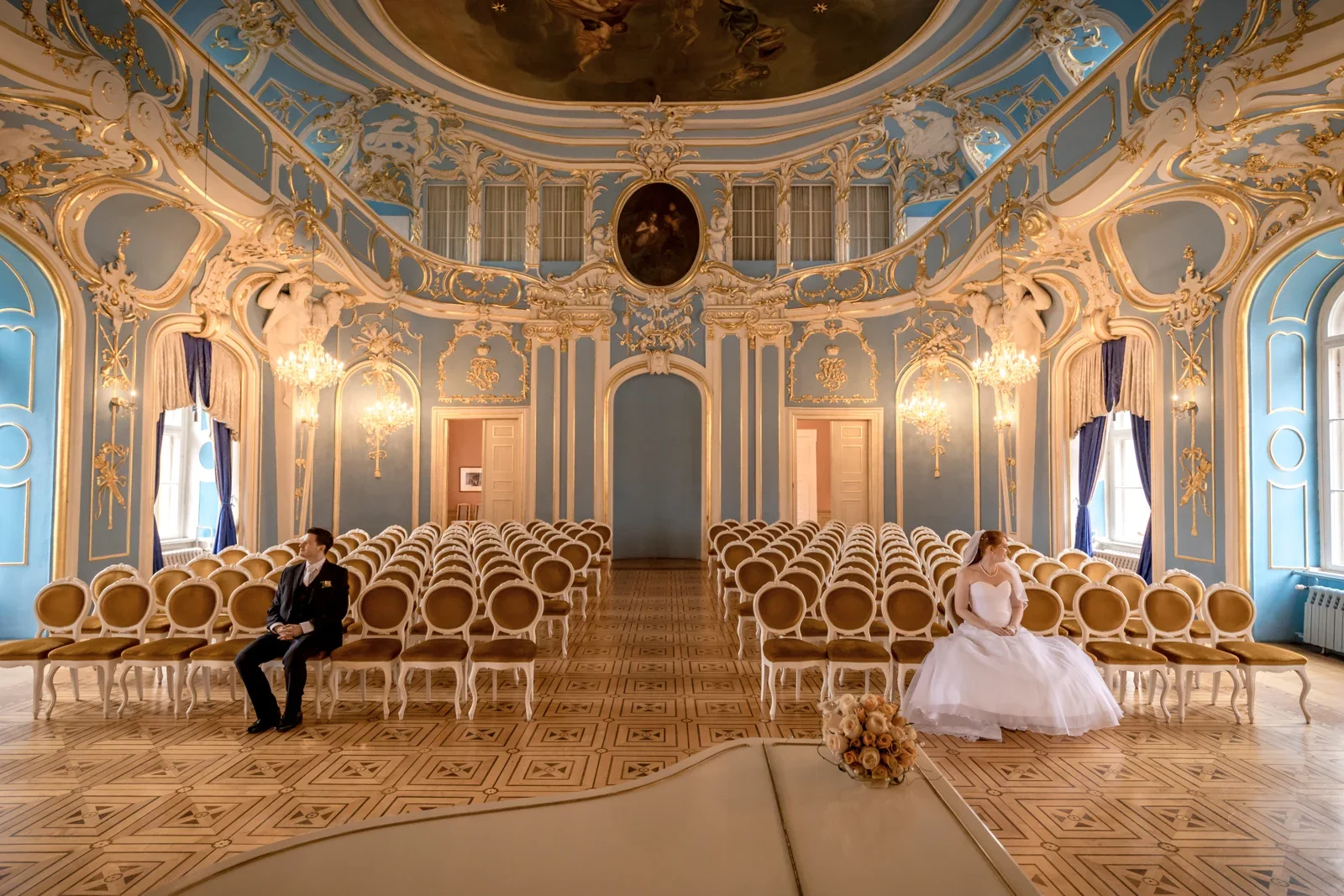 Zwei Perspektiven im großen Schlosssaal – Novemberhochzeit von Johannes und Maria in Sondershausen