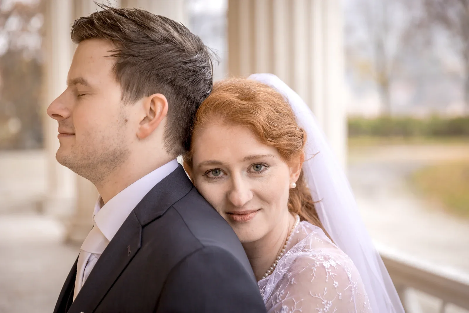 Nah beieinander zwischen den Säulen – Novemberhochzeit von Johannes und Maria in Sondershausen