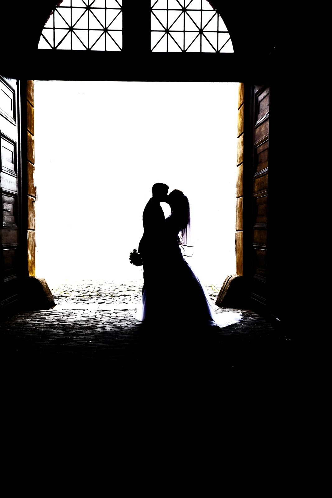 Ein Schattenkuss im hellen Durchgang – Novemberhochzeit von Johannes und Maria in Sondershausen