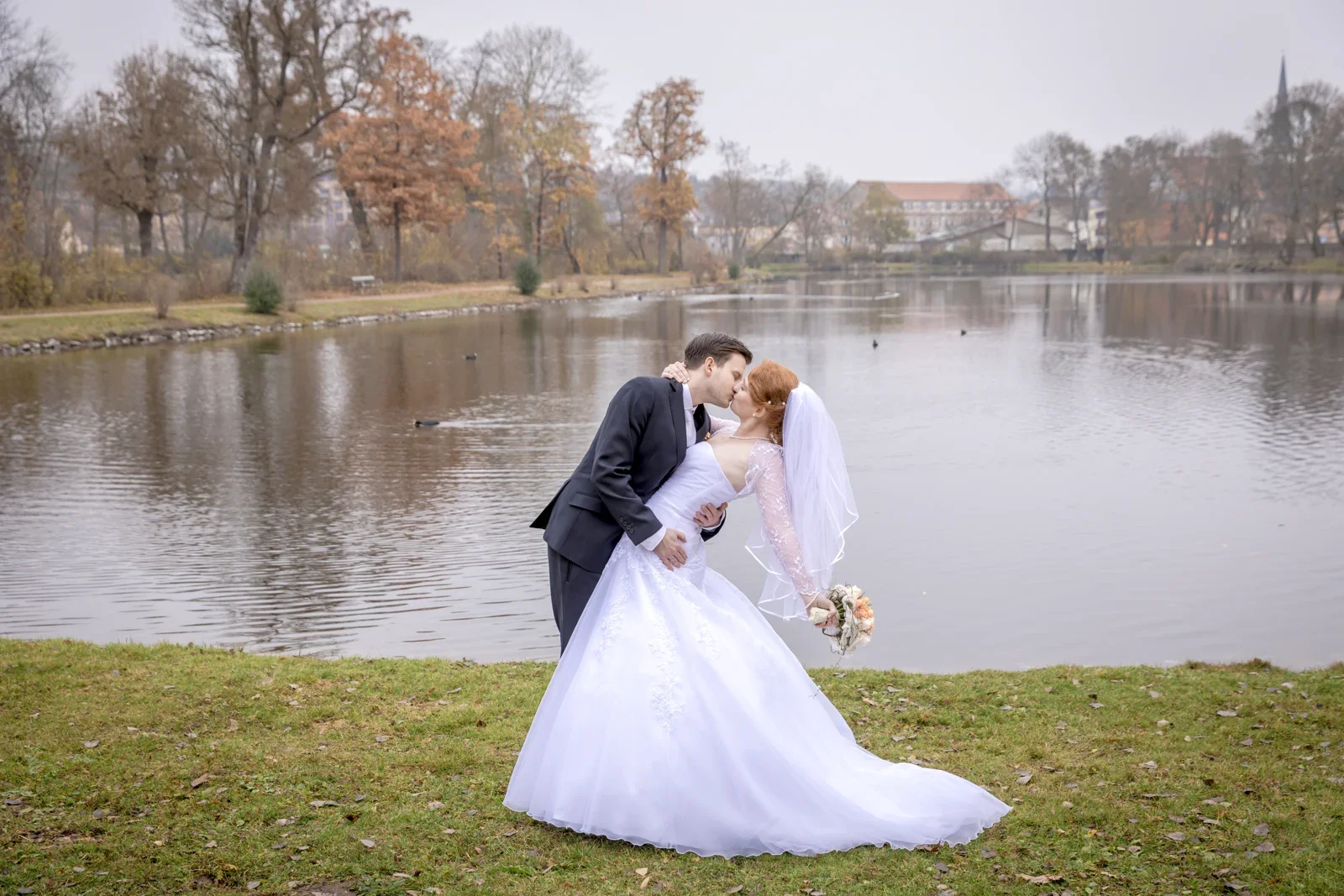 Ein Kuss am Wasser im November – Novemberhochzeit von Johannes und Maria in Sondershausen