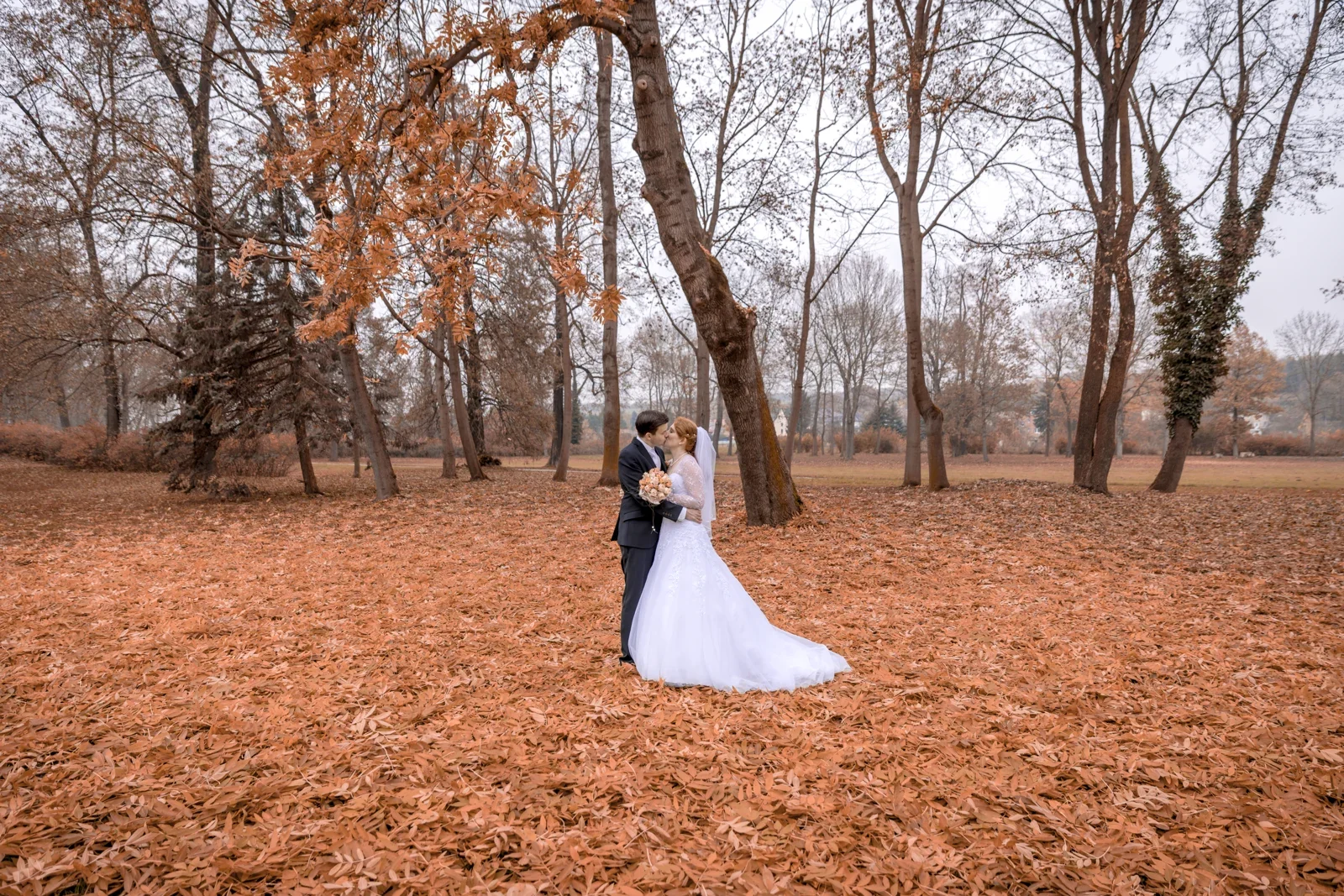 Maria und Johannes zwischen herbstlichen Bäumen – Novemberhochzeit von Johannes und Maria in Sondershausen