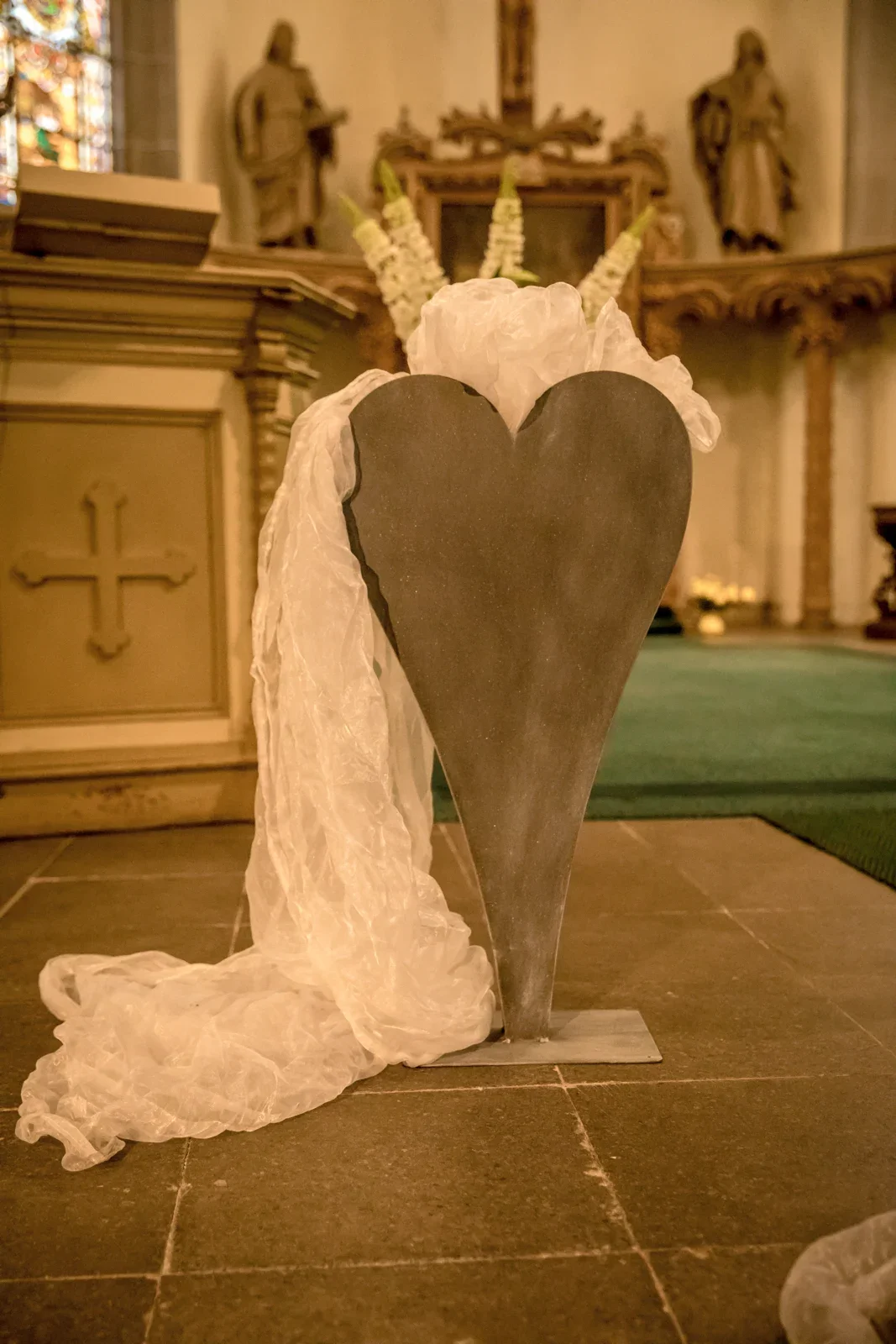 Die Plätze für das Brautpaar in der Kirche – Novemberhochzeit von Johannes und Maria in Sondershausen
