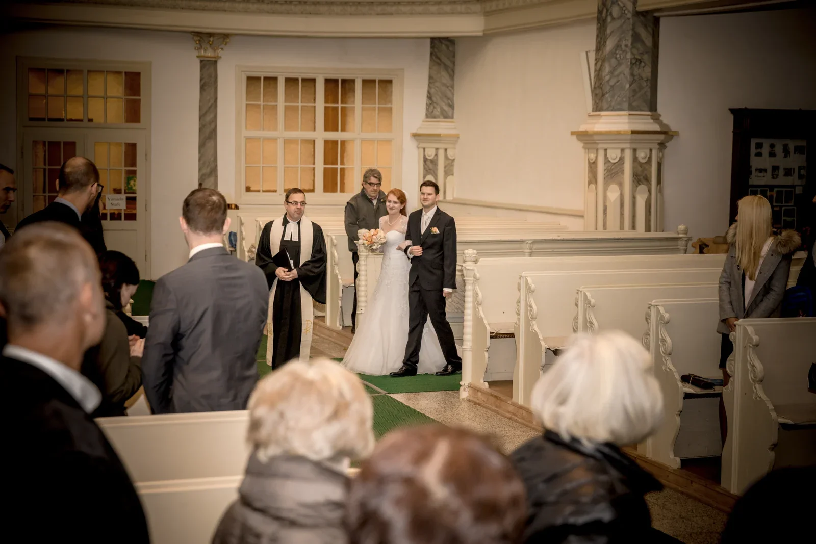 Einzug zur kirchlichen Trauung – Novemberhochzeit von Johannes und Maria in Sondershausen