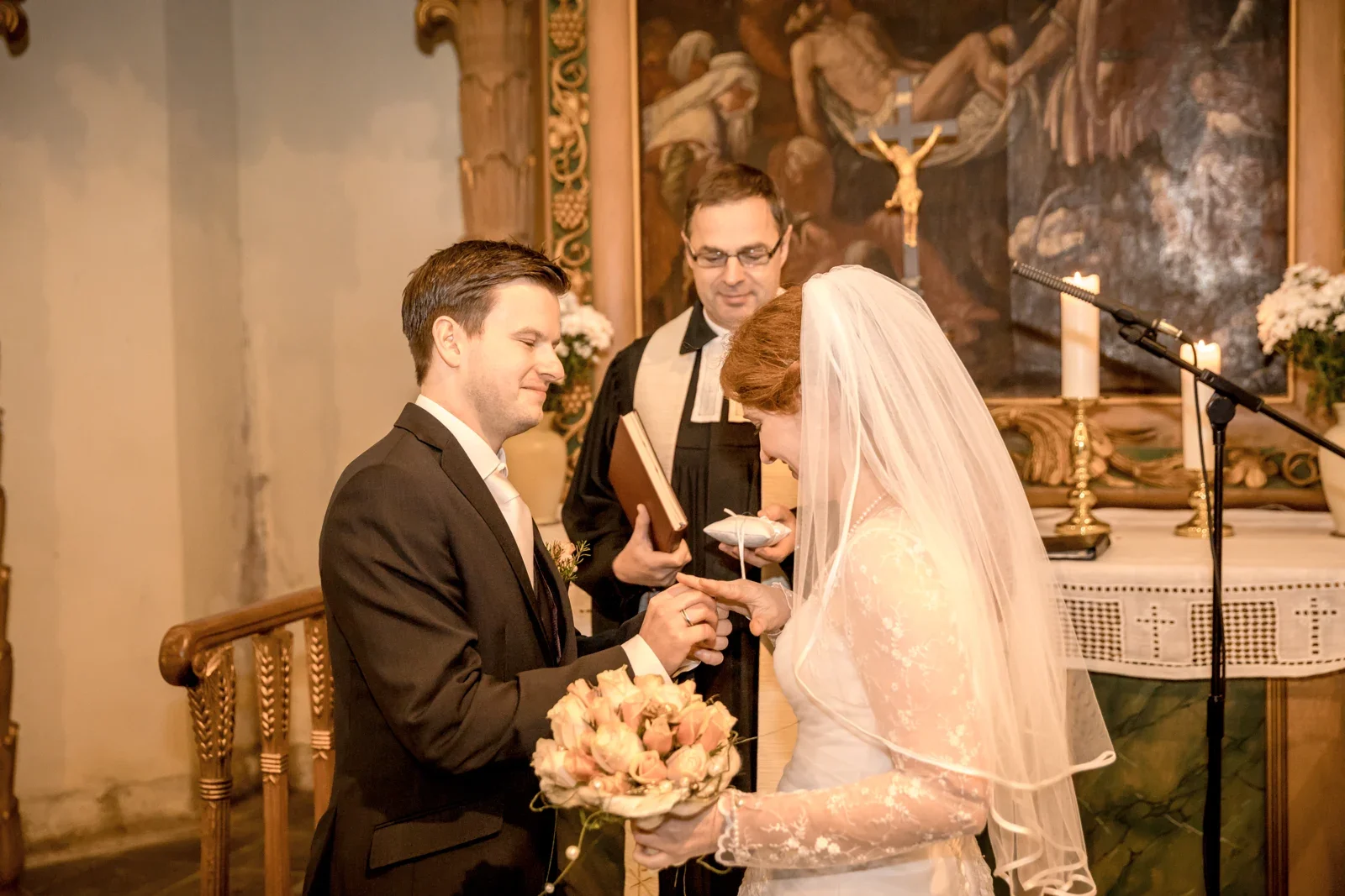Der Ringwechsel bei der kirchlichen Trauung – Novemberhochzeit von Johannes und Maria in Sondershausen