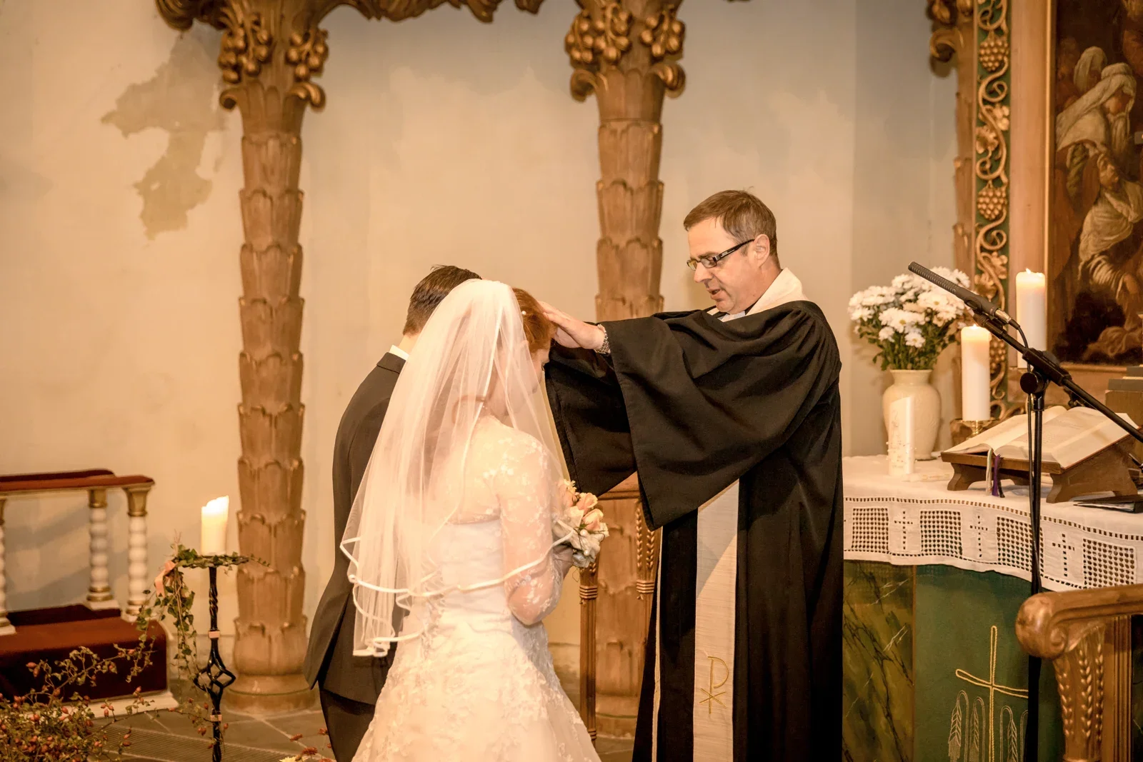 Der Segen für das Brautpaar – Novemberhochzeit von Johannes und Maria in Sondershausen