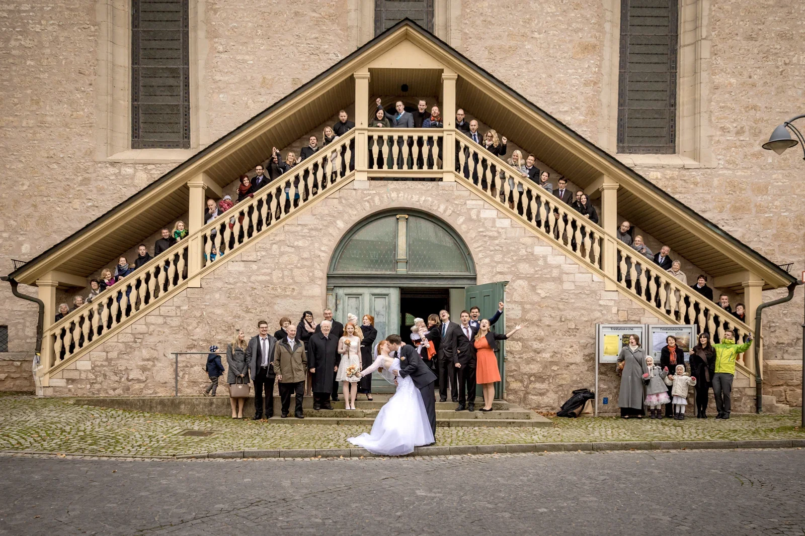 Die Hochzeitsgesellschaft vor der großen Treppe – Novemberhochzeit von Johannes und Maria in Sondershausen