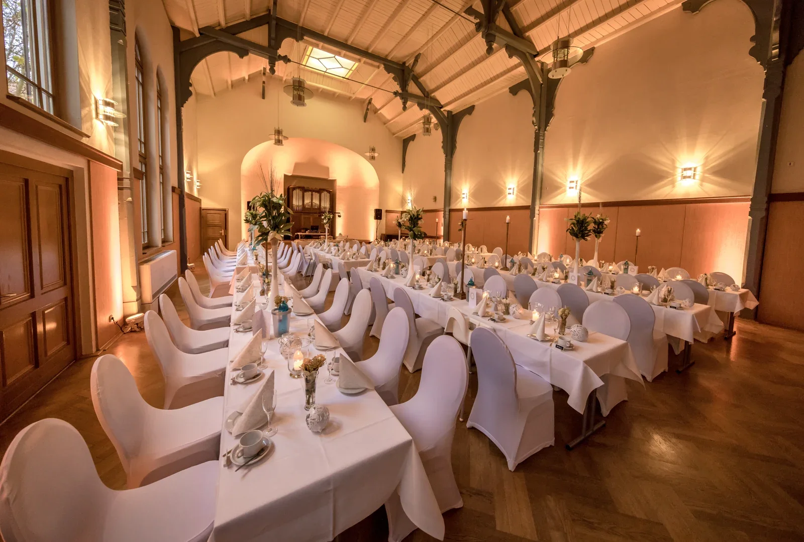 Der vorbereitete Festsaal im STOCKSEN 2.0 – Novemberhochzeit von Johannes und Maria in Sondershausen