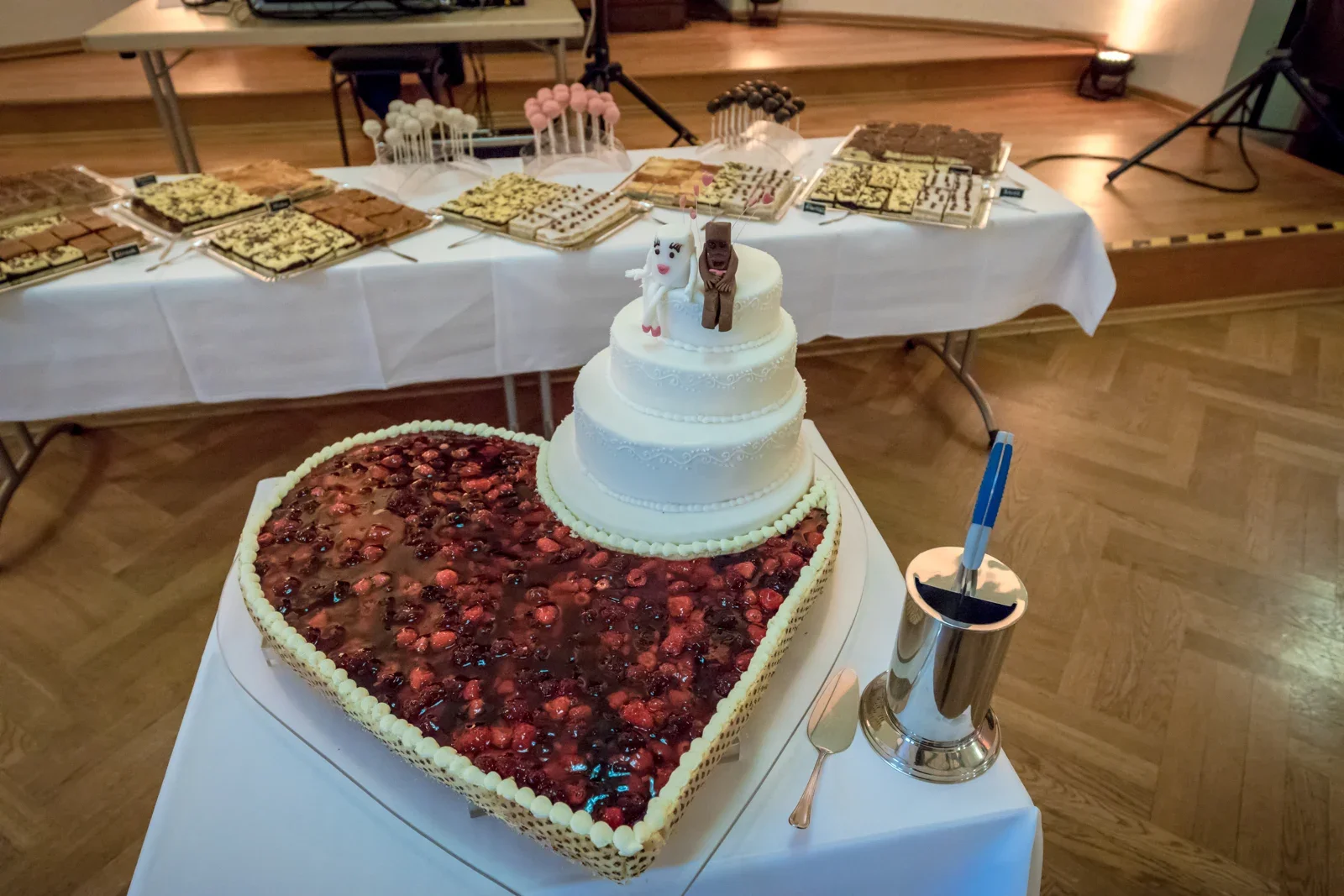 Hochzeitstorte und Kuchen stehen bereit – Novemberhochzeit von Johannes und Maria in Sondershausen