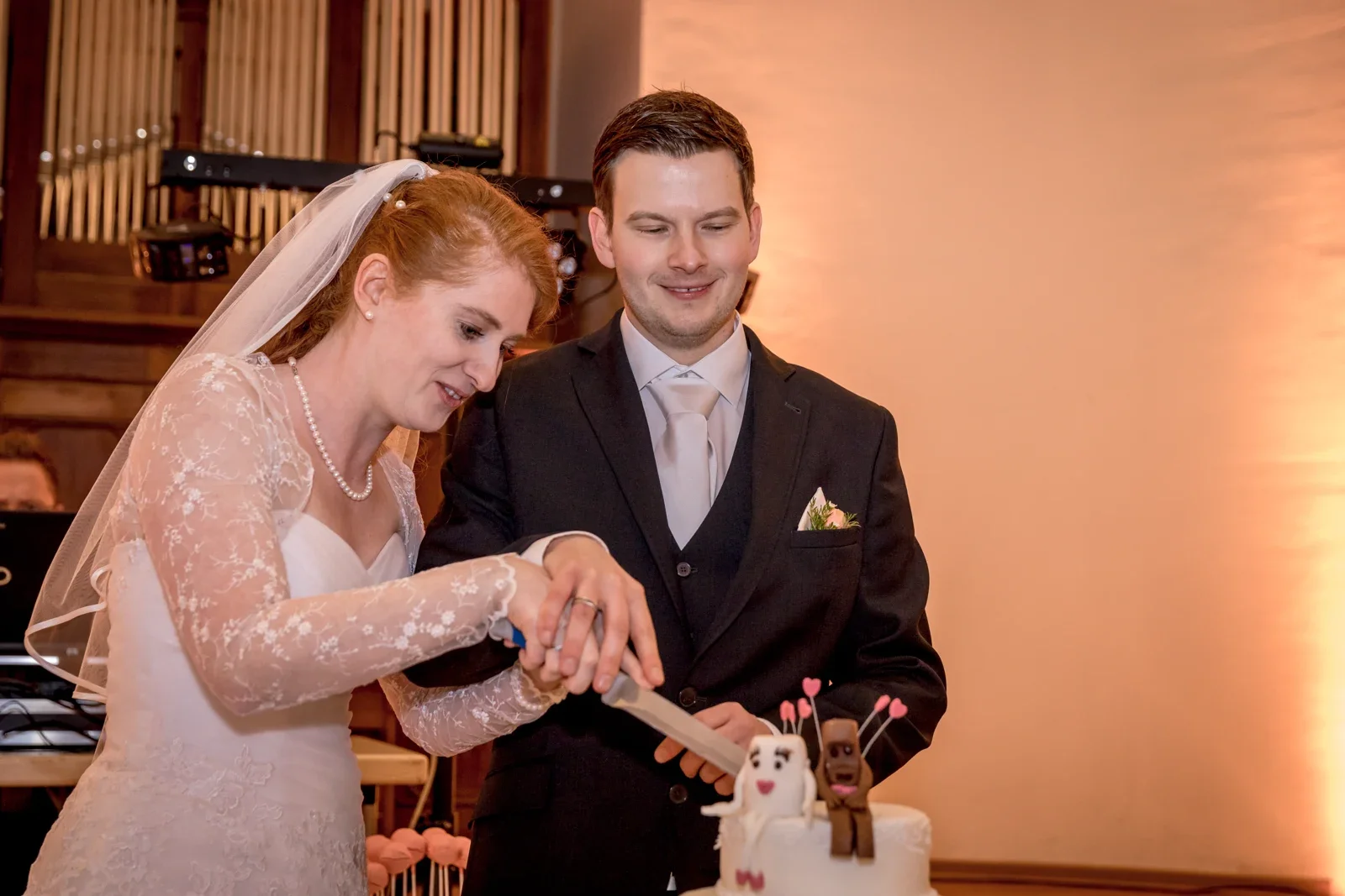 Maria und Johannes schneiden die Hochzeitstorte an – Novemberhochzeit von Johannes und Maria in Sondershausen