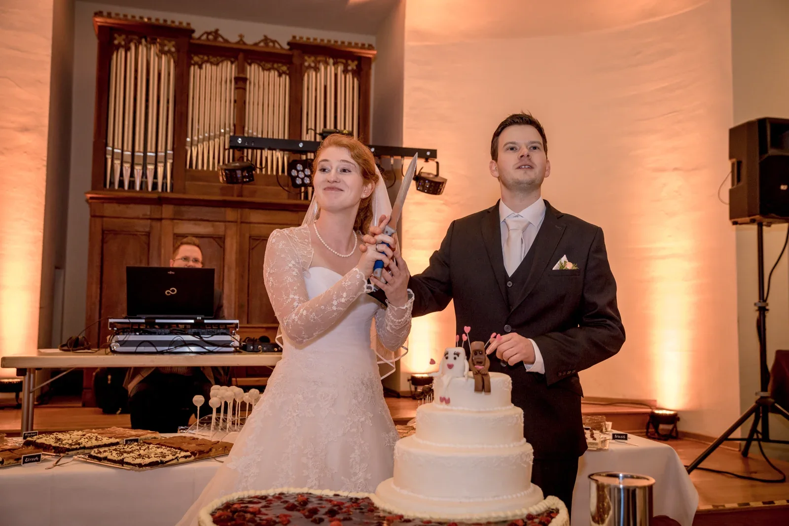 Ein gemeinsamer Moment an der Hochzeitstorte – Novemberhochzeit von Johannes und Maria in Sondershausen