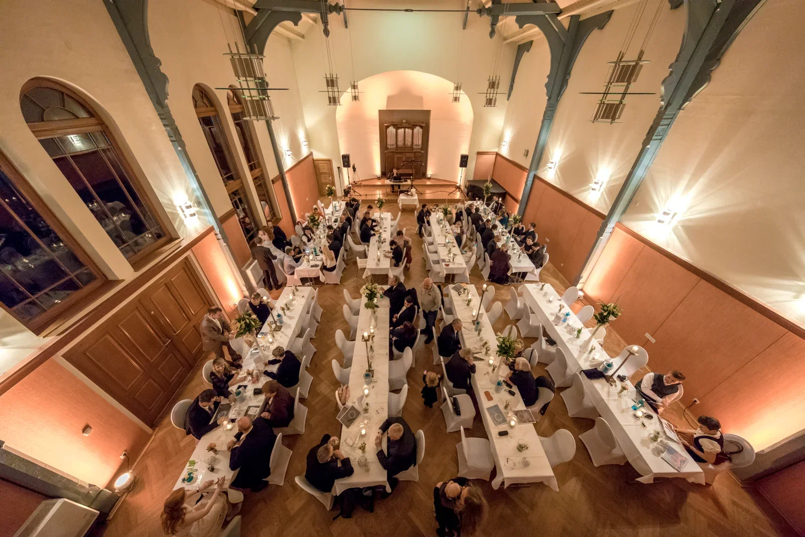Die Feier aus erhöhter Perspektive – Novemberhochzeit von Johannes und Maria in Sondershausen